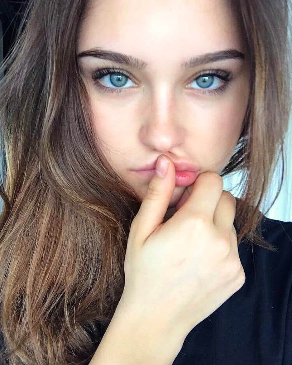 ソフィー・ナイトのインスタグラム：「**casually pulls on lips**」