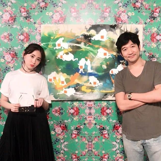 松山智一のインスタグラム：「Thanks! @nyanchan22  #観に来てくれてありがとー #小嶋陽菜 ちゃん #香港 @hocafoundation  Thanks for stopping by the last day of show #harunakojima」