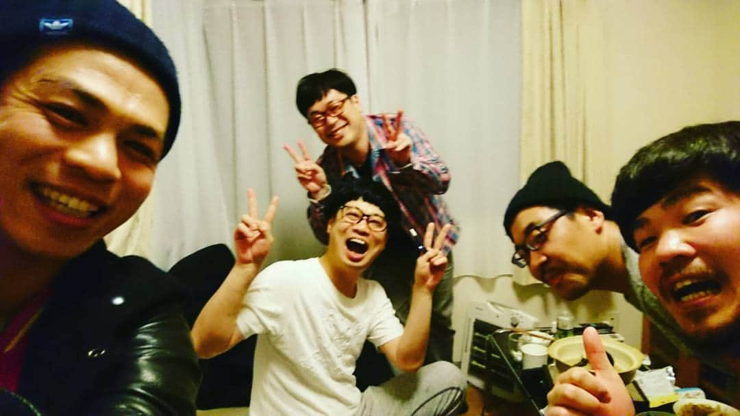 山田庸平さんのインスタグラム写真 - (山田庸平Instagram)「天津向さんのサプライズ誕生日鍋パーティー！！ #サプライズパーティー #何とか成功したよ #なんでこの時期に花見じゃなくて山田家でなべなの？と勘ぐられる #ケーキを出すとき歌を歌うのに夢中で電気を消し忘れる #誕生日から1ヵ月ちょっと過ぎてる #などなどありましたが #向さんに喜んで頂いたかと思います #思いたいです #楽しかった～！」4月10日 17時55分 - yamada.youhei