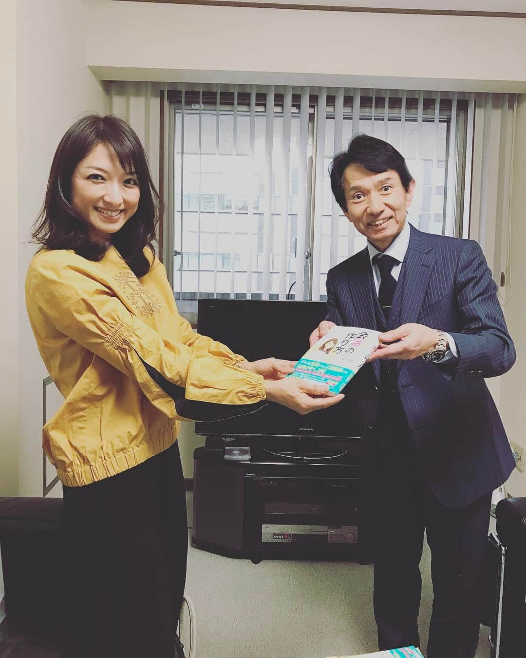 望月理恵さんのインスタグラム写真 - (望月理恵Instagram)「本が出来上がりました。 ほやほやです。 今日はその受け渡し会。 ご尽力頂いた方々に感謝です！！ よかったら読んでください！ 発売日発売日4月19日です。 #本発売#出版社の湯浅さん #感謝です！」4月10日 18時04分 - mochiee28