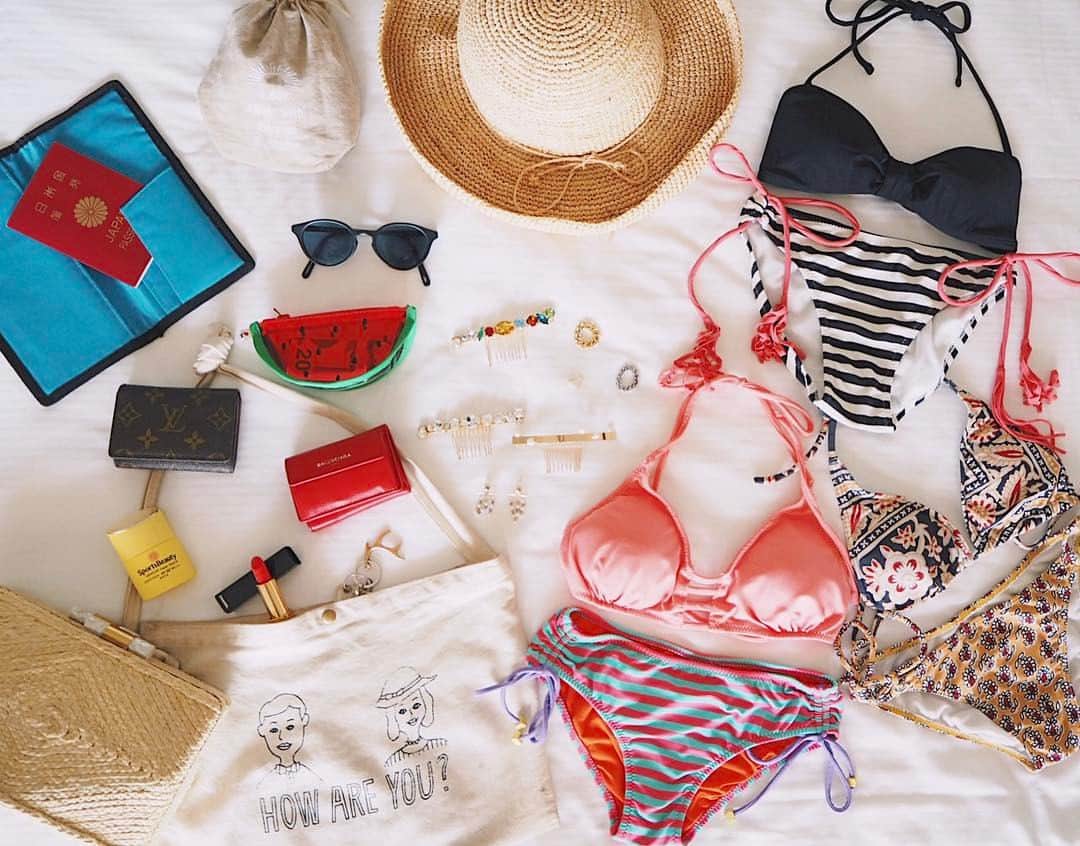 猪鼻ちひろのインスタグラム：「my favorite item🌴 今回のグアム旅の鞄の中身👜 どれもこれもお気に入り。 水着は敢えて上下バラバラにしたり、 アクセサリーはいつでも付けられるように何個か持参したり💄 ちなみに、この日焼け止めはお気に入りで2本目♡ #バッグの中身 #持ち物 #水着 #バッグ#ハンドメイドアクセサリー #日焼け止め #サラサラ  #スポ美 #Chiro #fromChiro #SportsBeauty #inmybag」