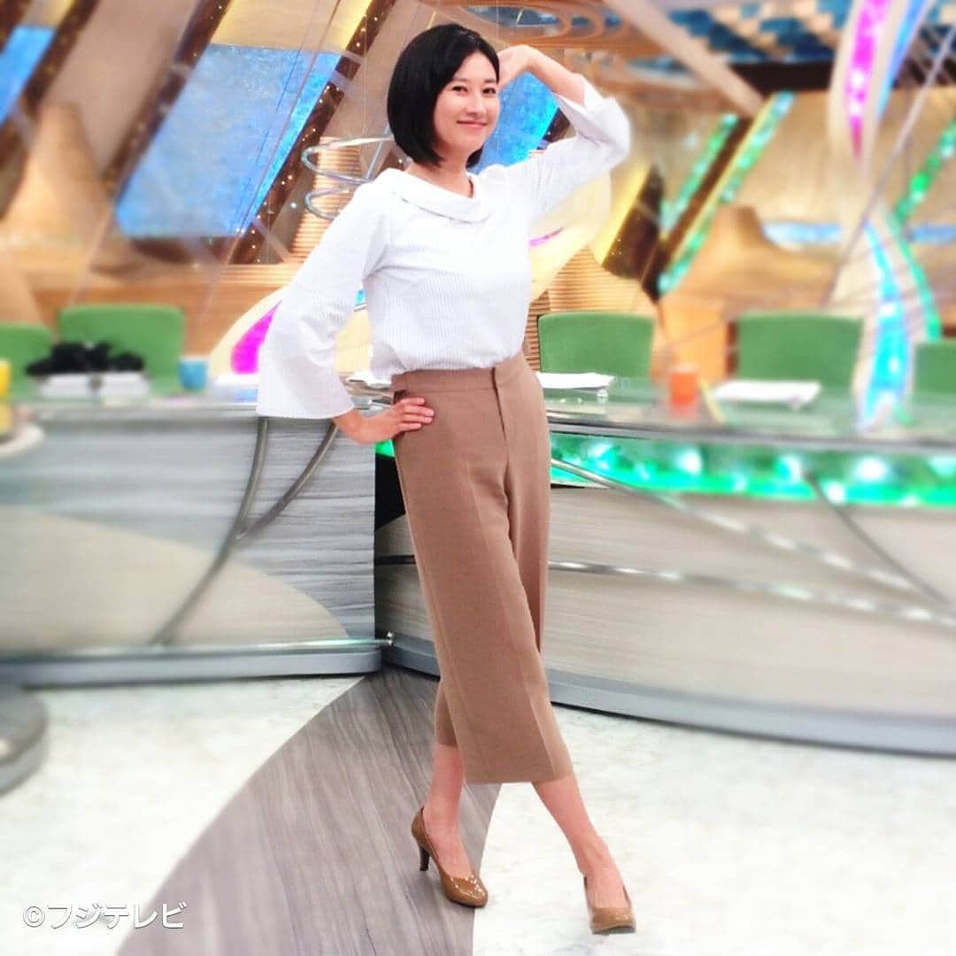 フジテレビ「とくダネ！」のインスタグラム：「今日の菊川さんはロール襟のストライプブラウスに細身のガウチョパンツでエレガントに 今年っぽいボリュームスリーブにはシンプルで丈の長めなボトムスを合わせるのが大人コーディネートのポイントです♪ #菊川怜 #とくダネコーデ #ボリュームスリーブ #ブラウス #キャメル #ガウチョパンツ #ガウチョ #スタイリスト #mihoishino #どんなセリフが合うでしょう #とくダネ大喜利 #ファッション #コーディネート #今日のコーデ #コーデ #大喜利 #2017 #4月10日 #月曜日 #とくダネ #tokudane #フジテレビ #fujitv 170410」