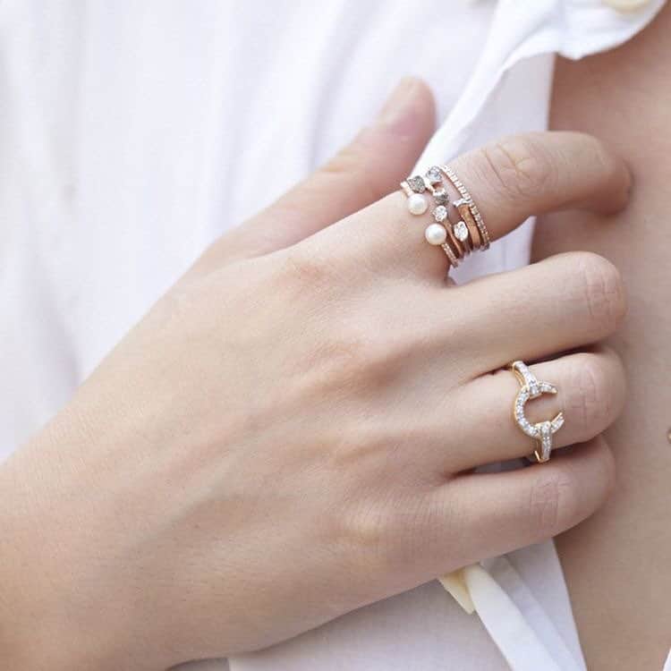 レンのインスタグラム：「I don't know about you, but I could use a little luck to start this Monday morning off right - Wren horseshoe ring available at @theiconery - link in bio to shop」