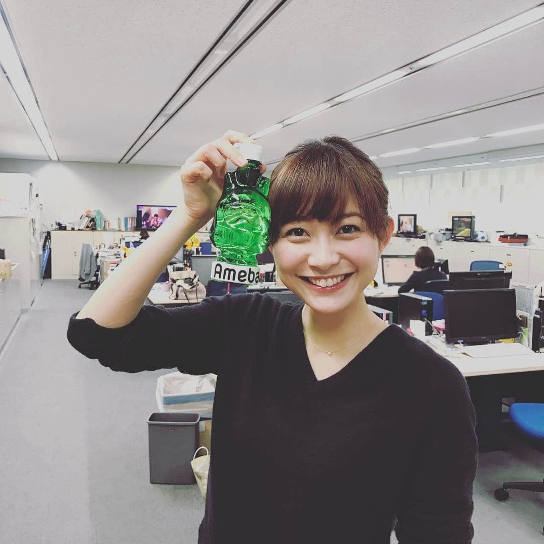 久冨慶子さんのインスタグラム写真 - (久冨慶子Instagram)「アベマTVが1周年を迎えました🎉 可愛いミネラルウォーターをもらったのでパチリ！ お水の持ち方雪乃ちゃんにからかわれました🙃 これからロケに行ってきます！！ それではまたスーパーJチャンネルでよろしくお願いします🙂 #アベマTV #abematv #テレビ朝日 #久冨慶子 #スーパーJチャンネル」4月11日 13時35分 - keiko0hisatomi