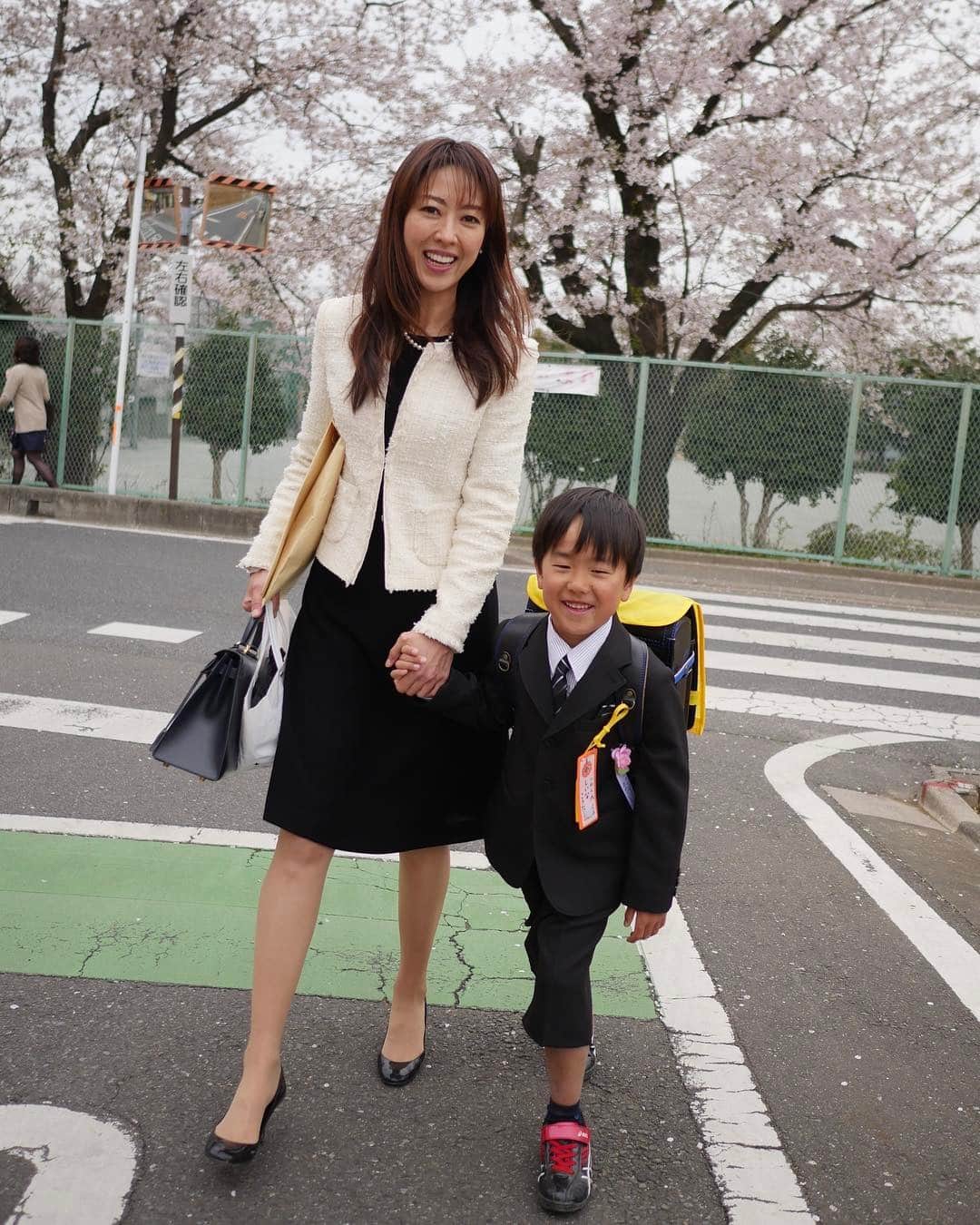 榊ゆりこさんのインスタグラム写真 - (榊ゆりこInstagram)「昨日は入学式でした 桜もまだ咲いていてよかった(^^) とうとう小学生 #入学式#桜#娘の時は雪が降った#とうとう小学生#やっぱり寂しい#おめでとう」4月11日 9時44分 - yuricosakaki