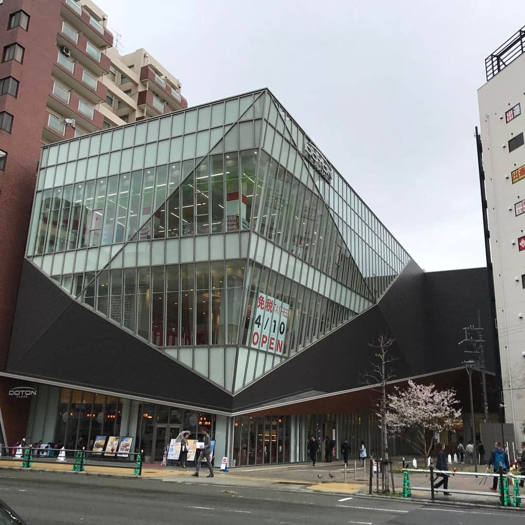 外貨両替専門SHOP【SAMURAI EXCHANGE】のインスタグラム：「. Hello, everyone!  A building was made new in Namba🏢  have a good evening 😊🇯🇵✨ #currency #currencyexchange #dotonbori #exchange #foreigncurrency #foreigncurrencyexchange #foreignexchange #japan #japanese #japaneseculture #japanesestyle #japanexchange #japanlover #japantour #japantravel #japantrip #japantrip2017 #kansai #kansaiairport #momey #okonomiyaki #osaka #osakajapan #shinsaibashi #takoyaki #travel #traveling #trip #vacation #namba」