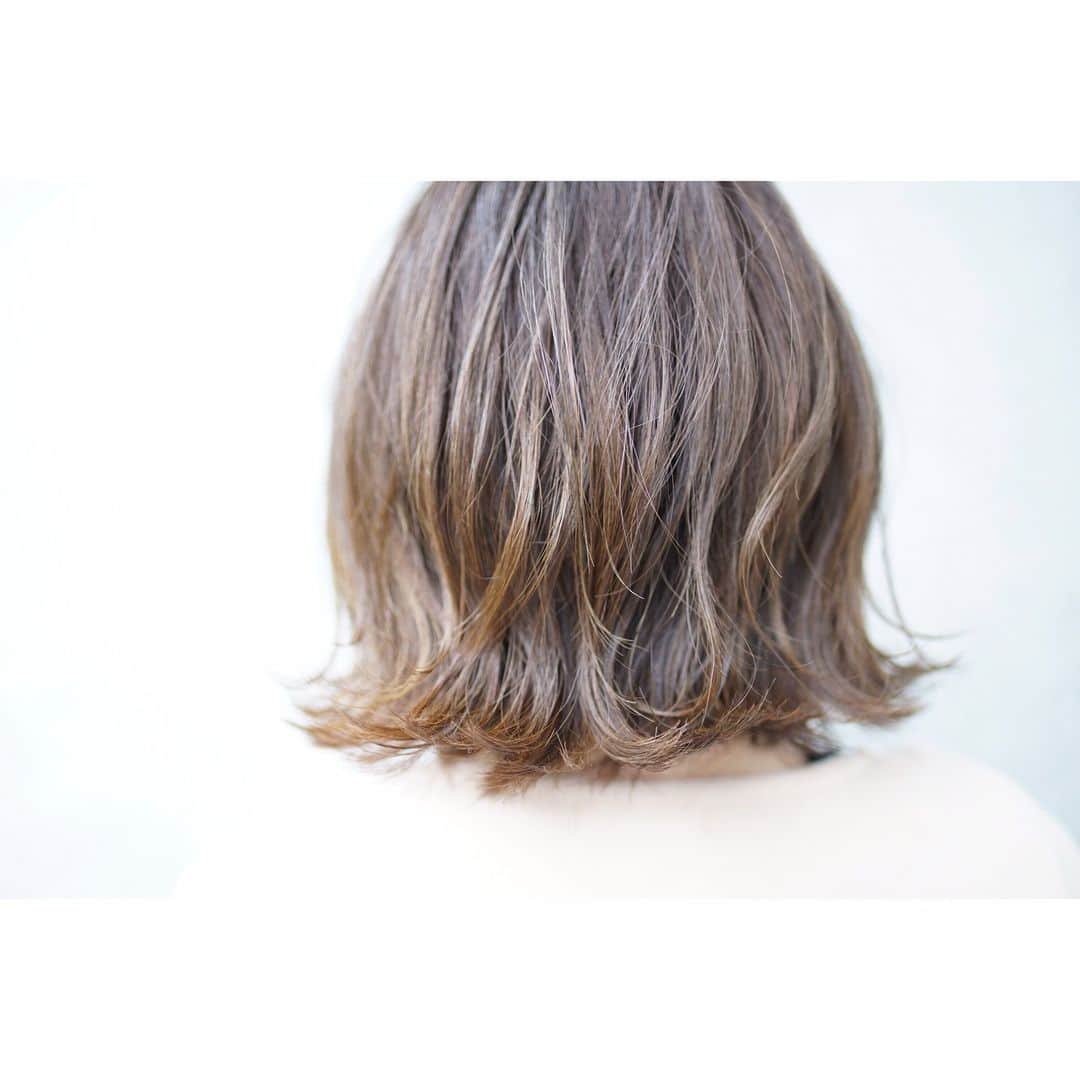 のインスタグラム：「* * freeraでcolor&cut&treatment✂️ やっぱりハイライトを入れたら全然違うっ！！♡ * colorはハイライトを細かくいれた(40枚〜60枚)、8トーンのグレイベージュ✔︎✔︎✔︎ * ＿＿＿＿＿＿＿＿＿＿＿＿＿＿＿＿＿＿＿＿＿ #freera #とりあえず前髪は迷い中 #外ハネ#外ハネボブ  #表参道#omotesando  #原宿#harajuku  #hair#hairstyle#haircolor#hairarrange#haircut#hairstyles * *」