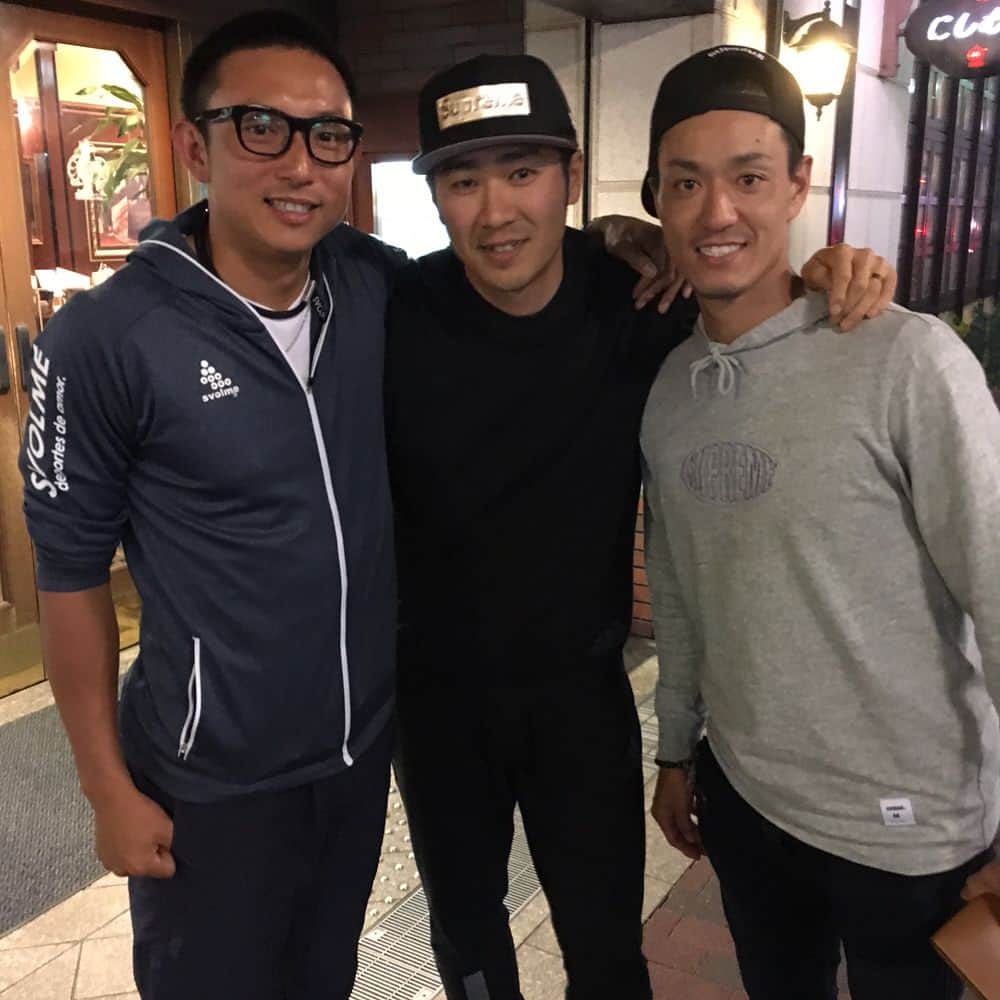 西岡剛のインスタグラム：「おかえりなさい🙂 僕にはできなかった長い戦いお疲れ様でした。 ほんとうにムネさんの生き様、勉強させてもらいました。 これからは日本でお互いもう1発も2発も打ち上げてやりましょう🤞 いつも元気をもらい感謝です。 キドは相変わらずバカだなぁ😁 #阪神タイガース #西岡剛 #ソフトバンクホークス #川崎宗則#城所龍磨#ムネリン」