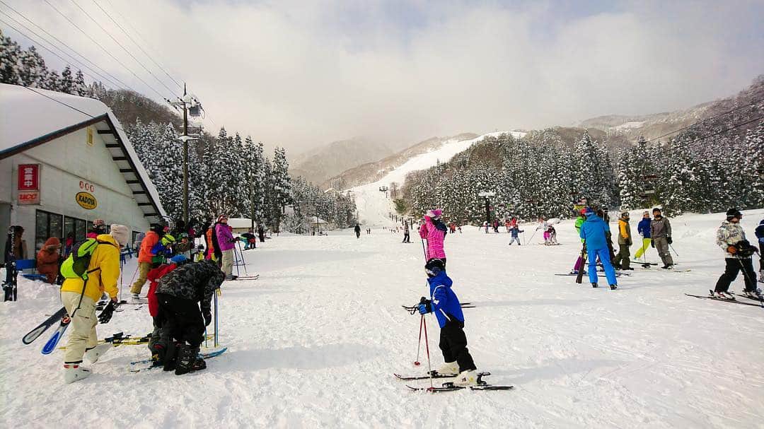 SNOWSTEEZ編集部のインスタグラム：「隊長は今シーズンは1回しか滑りに行けなかったんですが、スノーボードはやっぱ楽しいですね！ #スノーボード #神鍋高原 #万場スキー場 #途中スタックしました」