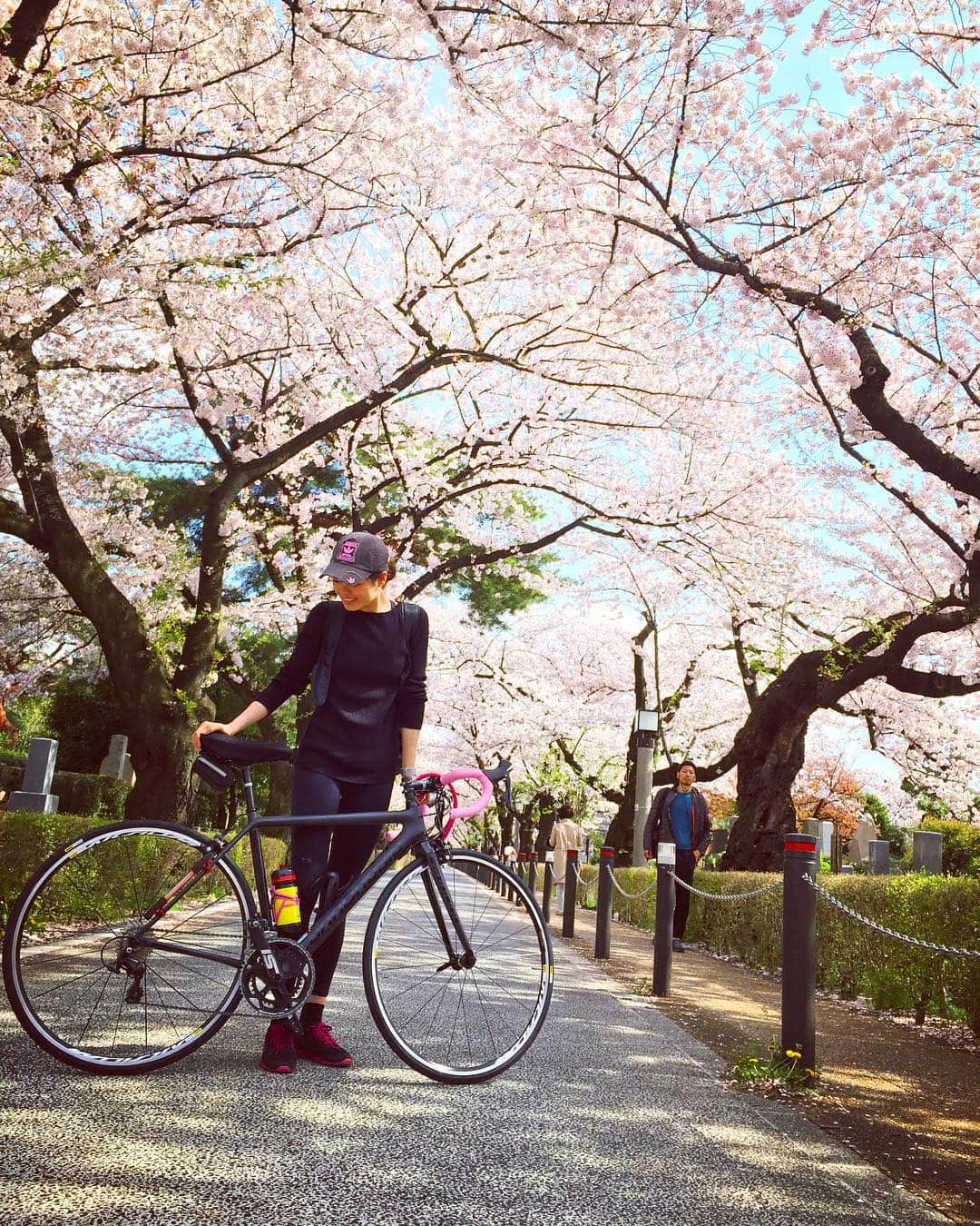 西内ひろさんのインスタグラム写真 - (西内ひろInstagram)「ピラミッドダービーで一緒に共演した、新体操の坪井保菜美ちゃんと💕🚲全てがタイミングバッチリのシチュエーション✨日頃の行いが良いからかしら♪笑 #ヘルシー女子 #sakura #cycling #roadbike #tokyo #healthy #cool #girl #worm  #aoyama #cherryblossom」4月12日 17時50分 - 0214hiro