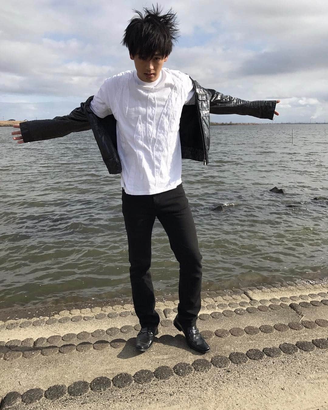 のインスタグラム：「お待たせしました! オレ若山⤴今日も菜々子へ送るキメキメ画像を皆に送っちゃうゼ⤴映画ではオレ若山と菜々子も大活躍だから見逃さないでくれよな♪  #竹内涼真 #ラストコップ　#hulu #anotherstory #lastcop　#映画」