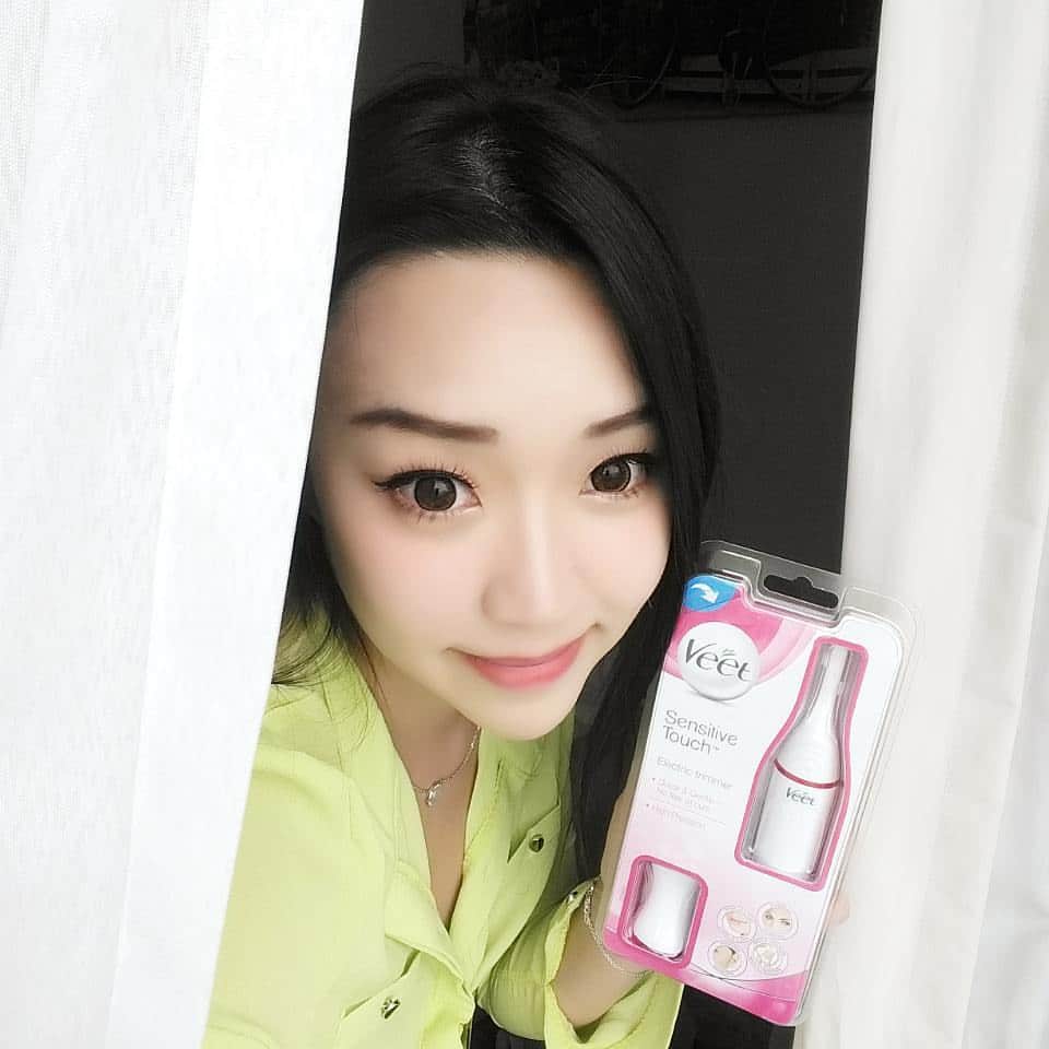 Nicole Chenのインスタグラム：「With My Jet - Setting Lifestyle,  Veet Sensitive Touch Beauty Trimmer open a whole new fuss-free grooming routine! It was amazing now I can bring this around when i travel! I love #myveetsensitivetouch #veetsg ! I'll do a video soon on how i'll use it ! #singapore #lifestyle #ootd #shave #groom #hairless #beauty #fashion #model #jetsetting #upperlips #eyebrowns #cool #beautiful #models #asia #green #pink #nice #travel #jetsetting」