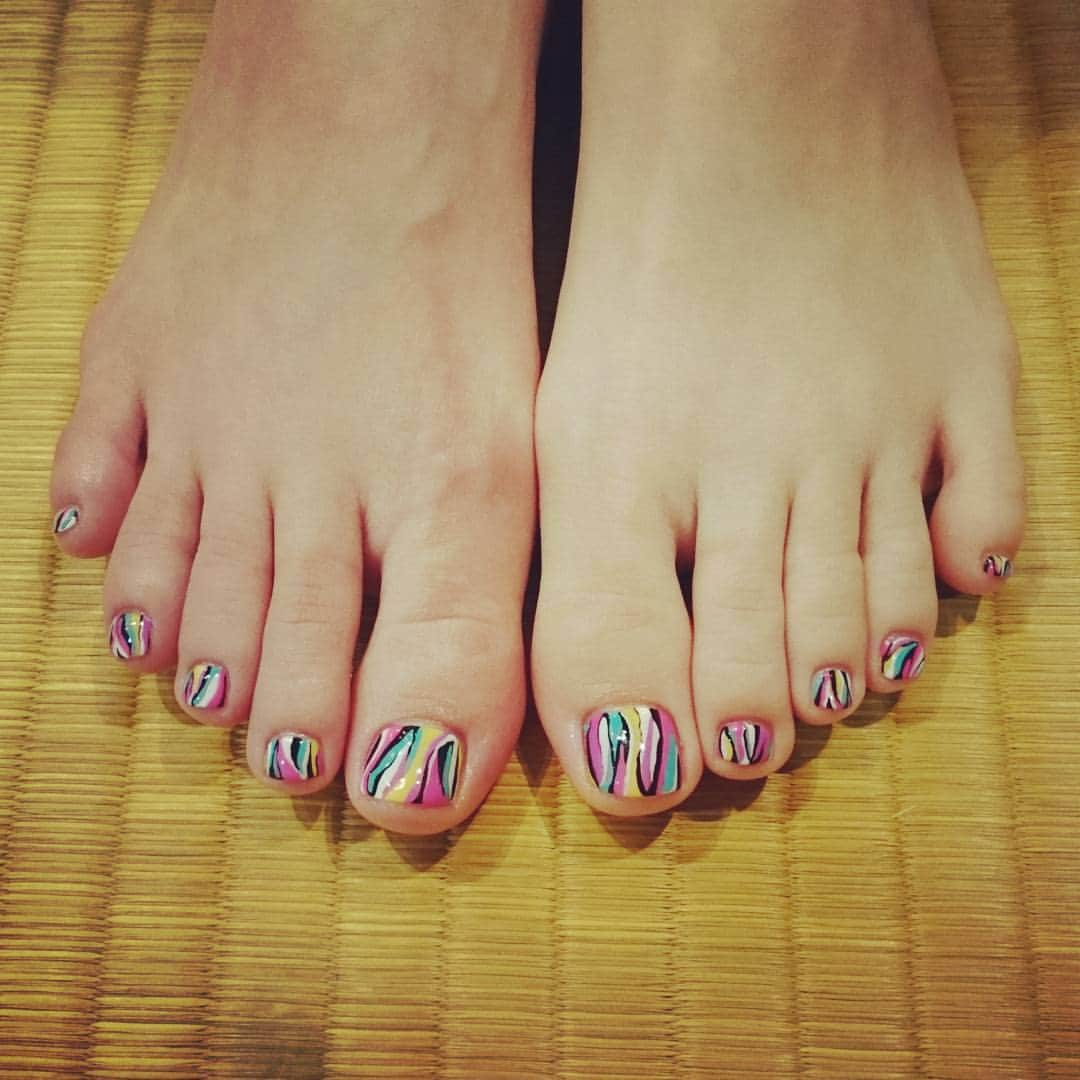 小雪さんのインスタグラム写真 - (小雪Instagram)「久しぶりの、フットネイル👣💎 大好きなtoinail💖 ドォーモのロケで初めて行って、 かれこれ8年くらいお世話になってます😆❗ いつもお任せでやってもらいます☺  最近はお仕事の関係でハンドネイルは出来ないので、久しぶりにフットしてテンション上がっております😊😍🌼 #toinail #ジェルネイル #大名 #フットネイル #春 #今日は天気が良いので #朝イチ洗濯物を干せたから #嬉しい #ただ、 #花粉さまが #慌ただしい #このあとサワダデース生放送です #生放送中くしゃみでないか心配 #まじで←」4月12日 10時00分 - koyuki2