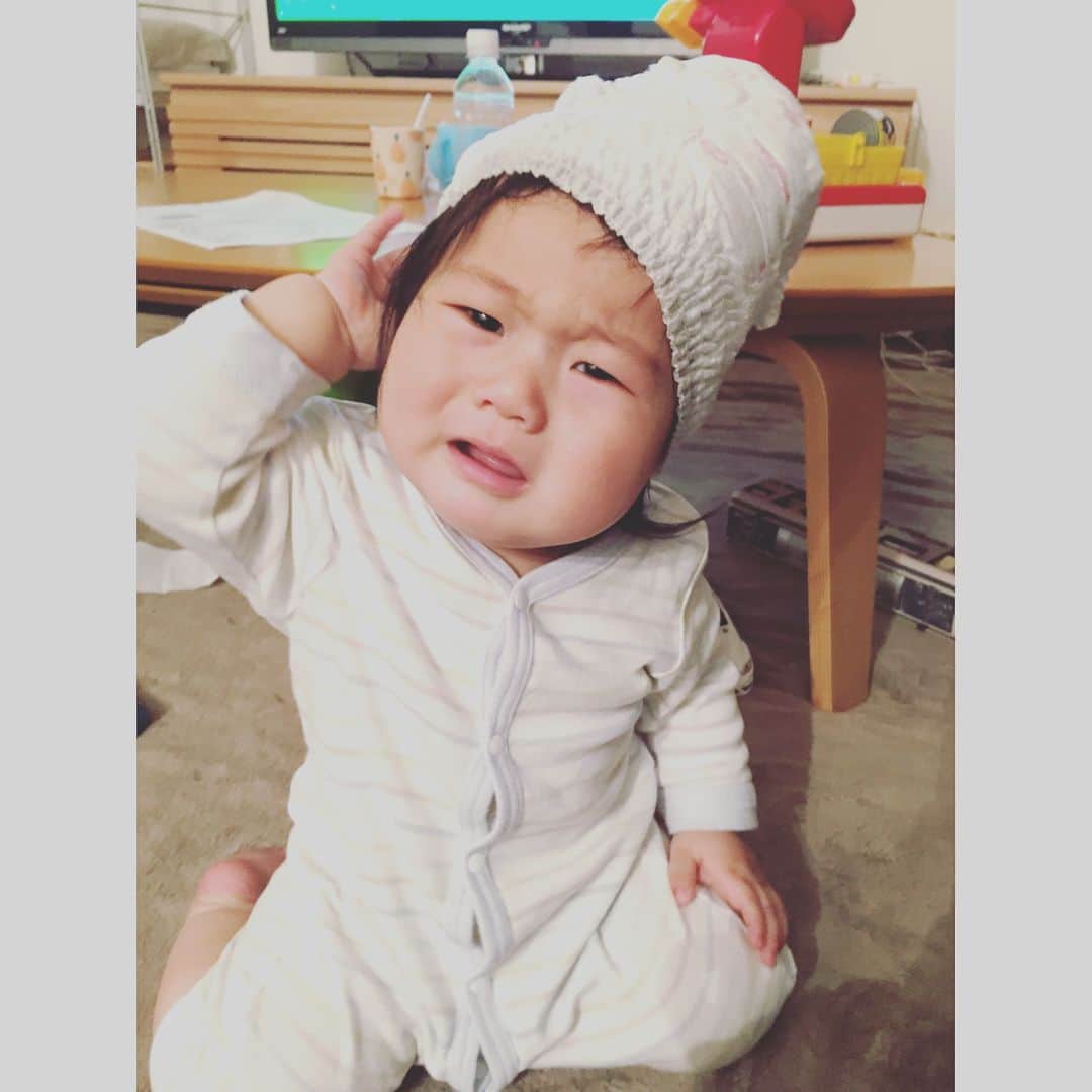 kchan0722のインスタグラム：「* 数日前の写真👶🏻👦🏻 オムツかぶされて怒る人と 自らかぶって喜ぶ人（笑） * * ソウタ、毎日頑張って保育園行ってます😊 今週に入ってからは、バイバイする時は泣くものの お昼ご飯食べたらめっちゃご機嫌になるみたいで (朝はお腹空くのか？泣くからか？笑) おもちゃで遊んだり、ハイハイして動いたりしてるみたいで、お昼寝も30分ぐらいやけどできてるみたいで、それ聞いてほんまに安心した😭☺💖 * 後追いの時期やから、余計に寂しい思いもしてるやろうけど、保育園が楽しいところってわかってくれたら ニコニコ笑顔でバイバイしてくれるようになる☺👋 って思って、今を乗り越えるぞ💪✨ カンタが毎日ご機嫌で行ってくれることが ほんまに救い✨ありがとう☺ (いつも怒ってばっかでごめんね😭笑) 今度の親子遠足、久々にカンタとの2人時間やから おもいっきり遊ぶぞ😍✊ 甘えさせてあげないとな！ * そんな今日、ソウタ10ヶ月。 1歳まであと2ヶ月。 早い〜😭😭😭 *」