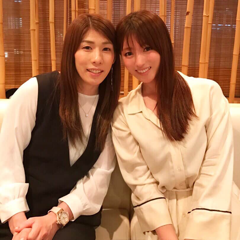 深田恭子のインスタグラム：「なんとまた吉田沙保里ちゃんと会えました♥️私の家族もみんな沙保里ちゃんに会いたくてついて来てしまった🙈🙉🐵💬そしてお母さん同士がテレビ電話でお話したり...今度母と娘の会が実現するかも🐣 沙保里ちゃんに会うと自分はなんて小さな範囲で悩んだりしているんだろうと思い直したり、ポジティブな力強いお言葉沢山頂いて前向きになる😢❗そして桜も一緒に観れちゃった🌸🌸🌸 #桜もう一回くらい一緒に観れるかもね？って！！(😄) #はい、勿論！！(🤣) #吉田沙保里 さん #kyokofukada」