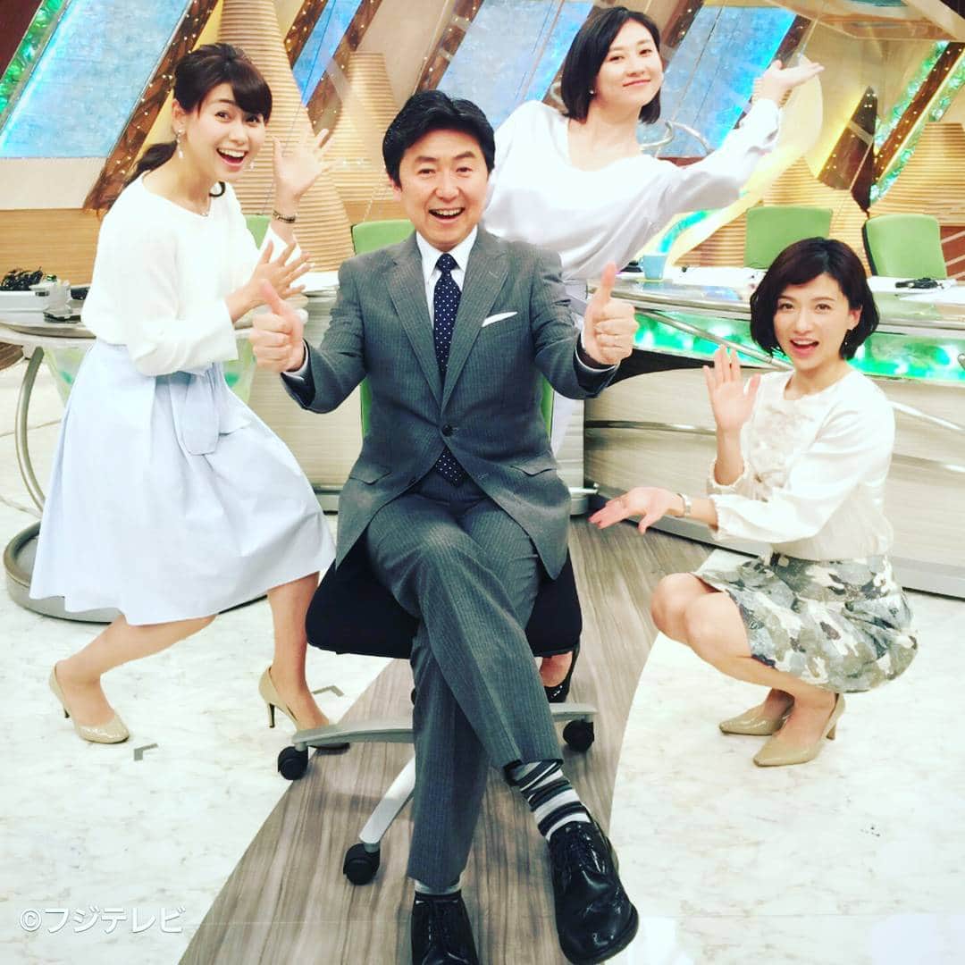 フジテレビ「とくダネ！」のインスタグラム：「笠井さんが○歳のハッピーバースデー♪ しましま靴下で記念撮影です(^^) #笠井信輔 #菊川怜 #梅津弥英子 #山中章子 #誕生日 #バースデー #54 #54歳 #記念写真 #どんなセリフが合うでしょう #とくダネ大喜利 ##アナウンサー #2017 #4月12日 #水曜日 #とくダネ #tokudane #フジテレビ #fujitv 170412」