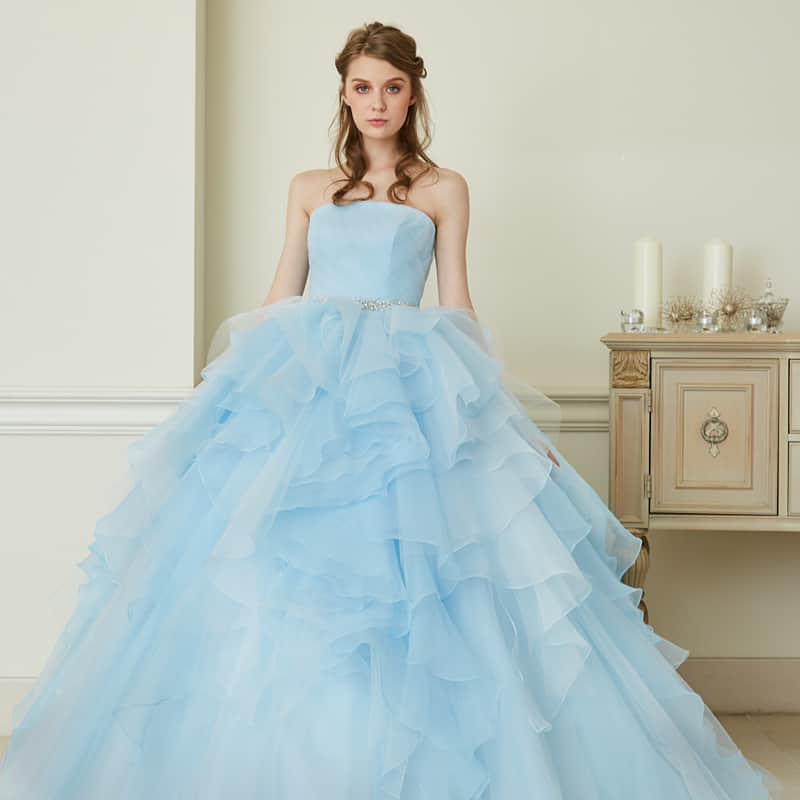 【公式】小さな結婚式さんのインスタグラム写真 - (【公式】小さな結婚式Instagram)「小さな結婚式の新作ドレスのご紹介♫ ☆トゥイーディア☆  淡い水色のグラデーションのボリューミーなスカート。 淡いブルーなので甘さだけでなくさわやかさも演出できるドレス！ オーバースカート、ビジューベルトが取り外し可能な、2Way使用が特徴☆ トゥイーディアとブルースターの別名です。「幸福な愛」「信じあう心」などお2人の門出にぴったりな花言葉をもつお花です。 これからも続々新作が登場します！お楽しみに❤  #小さな結婚式 #petitwedding #ウェディングドレス #カラードレス #ブルー #ブルースター #花言葉 #2way #披露宴 #前撮り #新作ドレス」4月12日 15時20分 - petit.wedding