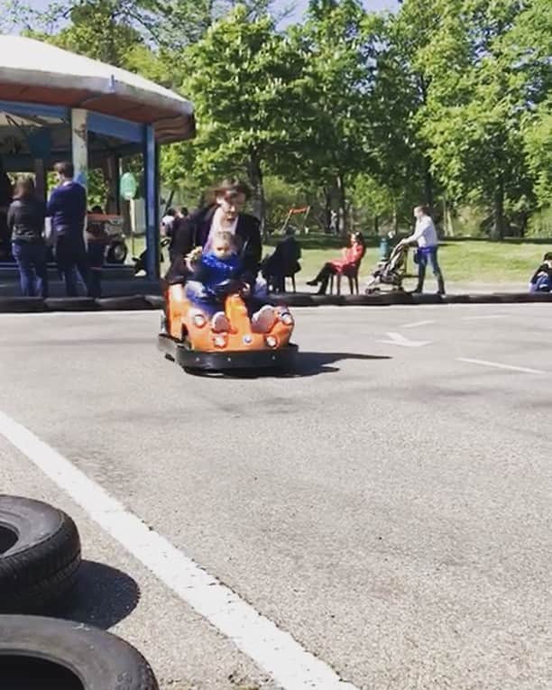 のインスタグラム：「👋 👦🏼👶🏼🏎💨」