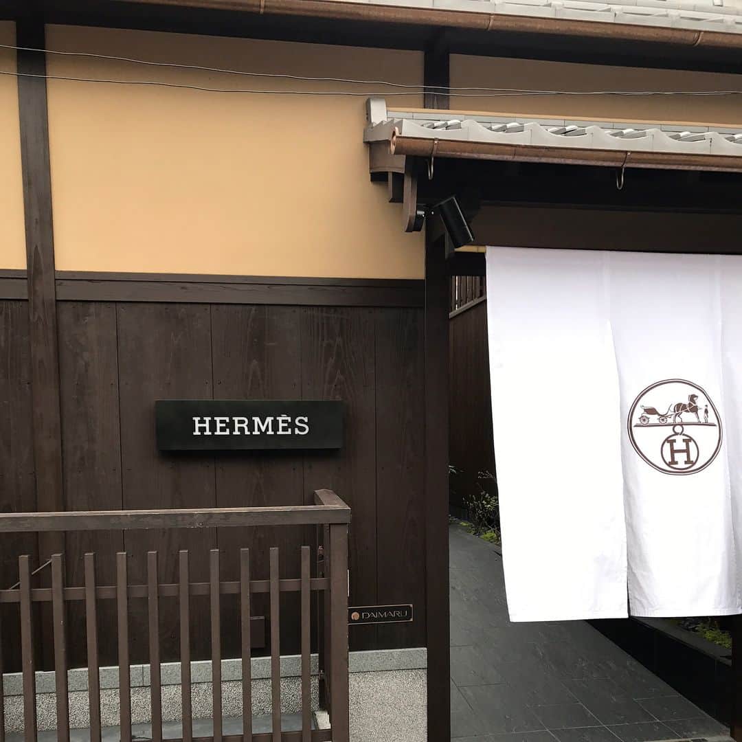 のインスタグラム：「京都の友人にあいに…♡ 期間限定の祇園店！すごい世界観が良かった♡ こっちは桜が見頃でした♡ 今年も円山公園のしだれ桜が素晴らしい〜🌸 *」