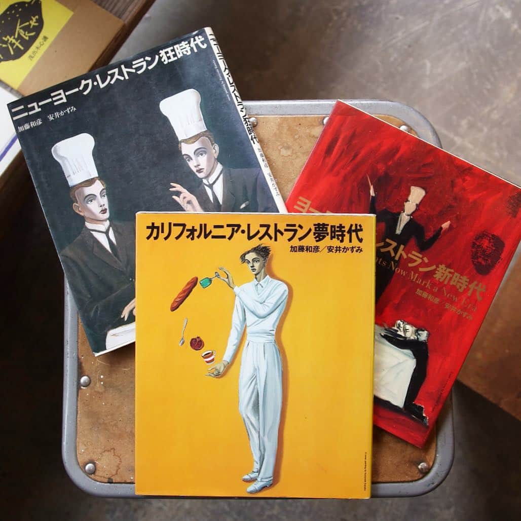 nostos booksさんのインスタグラム写真 - (nostos booksInstagram)「オープンしました。本日のオススメは、加藤和彦と安井かずみのレストランシリーズ3作を！ 詳細と本日の入荷本はプロフィールリンクからどうぞ🍽 ・ 現在は『ニューヨーク・レストラン狂時代』、『ヨーロッパ・レストラン新時代』、『カリフォルニア・レストラン夢時代』の3冊とも在庫がございます。サディスティック・ミカ・バンドの加藤和彦と、作詞家の安井かずみ。洒落たカップルとして知られていた2人が訪れたレストランを紹介するだけでなく、レストラン文化を通して見た街の姿を写真とテキストで収録しています。 #webで買えます #ノストスオススメ ##松陰神社前 #古本屋 #加藤和彦 #安井かずみ #金子國義」4月13日 13時36分 - nostosbooks