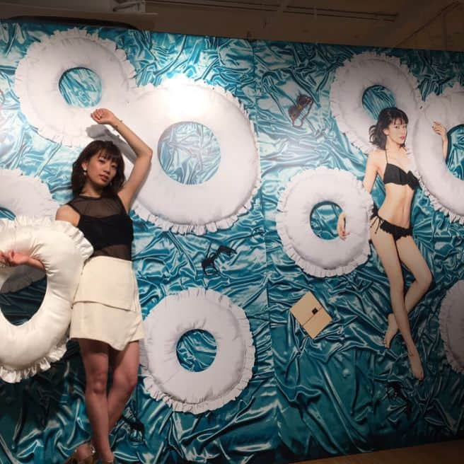 佐藤美希さんのインスタグラム写真 - (佐藤美希Instagram)「池袋PARCOさんにて『2017 PARCO SWIM DRESSキャンペーン』記者発表会終えました！PARCOの水着売り場にある巨大パネルで撮影してSNSにアップすると、この時期に嬉しいプレゼントが貰えますよ❤️実際に撮影時で使用した小物アイテムも置いてあります！なりきり写真撮ってみてね🤗ホリプロのお偉い方々と🙏 私が撮影で使用した水着も販売されています！とにかく可愛くてオススメ✨今年の夏は可愛い水着で楽しい思い出作ってください！ #PARCO #パルコ #swim #dress #水着キャンペーン #池袋パルコ #水着 #👙#パネル #ホリプロ #水着アイランド #パルコの水着」5月12日 15時08分 - satomiki0626