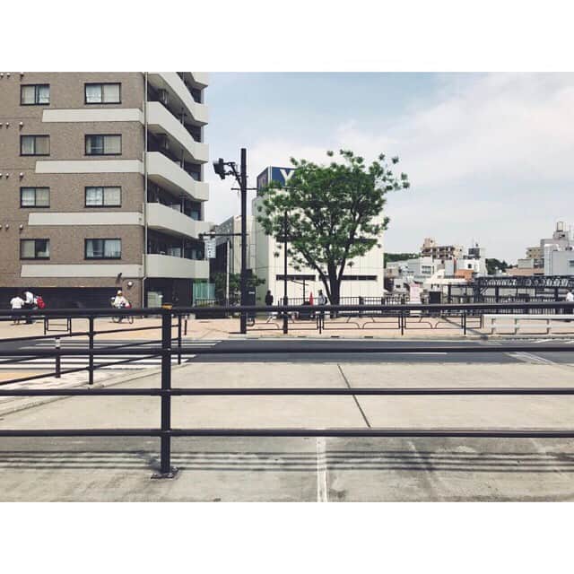 榮倉奈々さんのインスタグラム写真 - (榮倉奈々Instagram)「会いたい人に会える休日。 こんな東京のど真ん中で、会いたいなぁと思ってた人に…というか、人達に！遭遇。願えば叶う…👀🔮✨」5月12日 15時41分 - nana_eikura