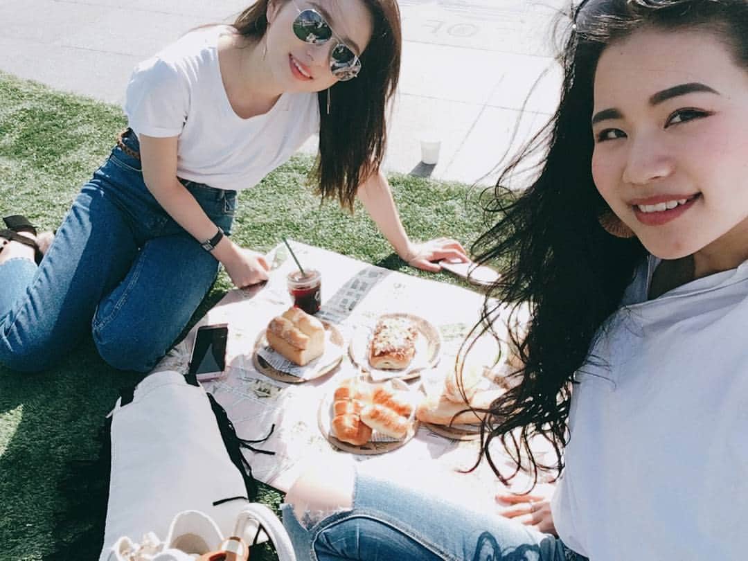 のインスタグラム：「. picnic 🍞☀ Chaka👧おかえり～♡ #神戸 #神戸メリケンパーク #ピクニック #kobe #stb #picnic #zara93」