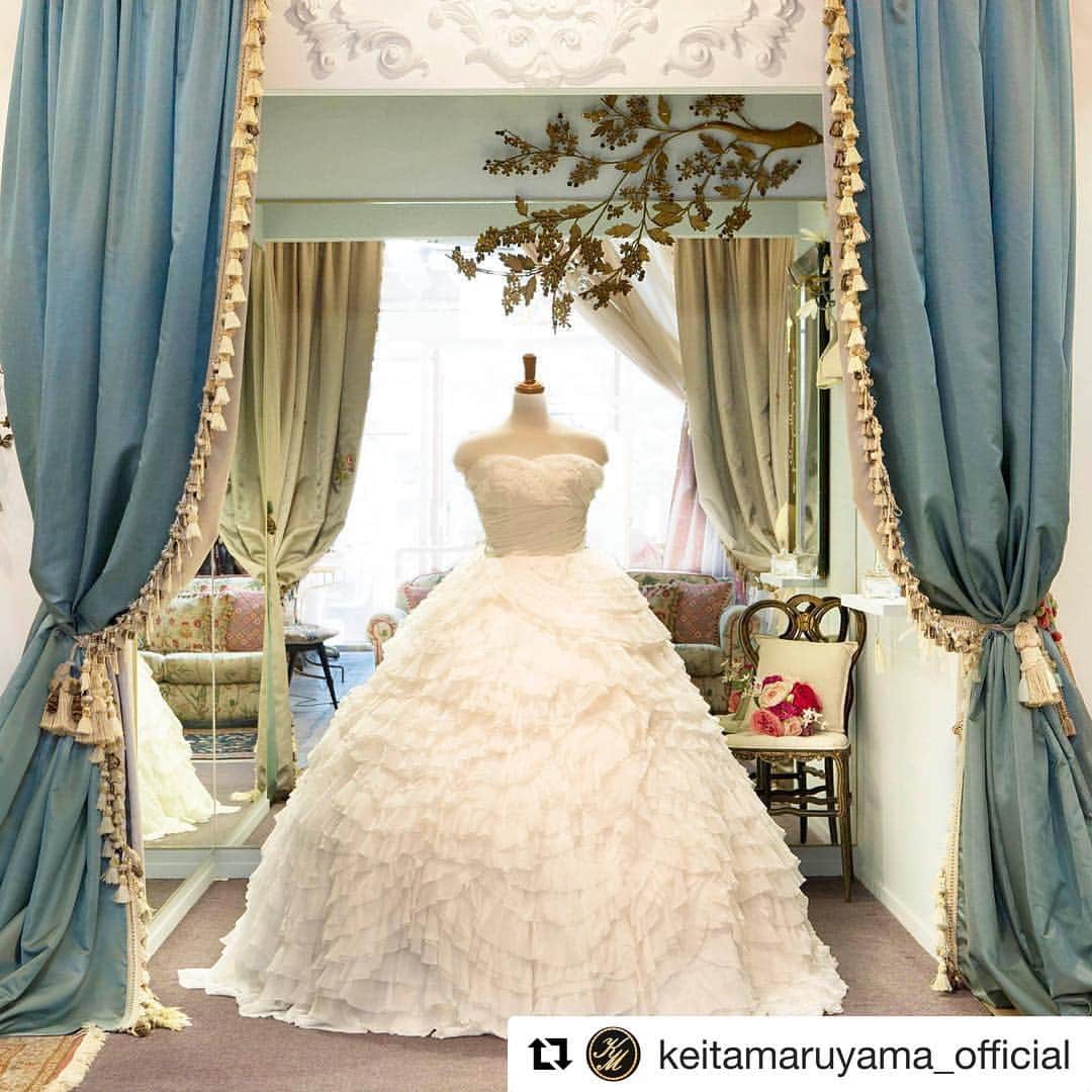 WEDDING DRESS KEITA MARUYAMAのインスタグラム：「#keitamaruyamawedding  #ケイタマルヤマウエディングドレス  #Repost @keitamaruyama_official with @repostapp ・・・ ウエディングドレスとカラードレスは、デザイナー 丸山敬太が手掛けております。  SHOPは丸山邸と伊勢丹新宿店。 レンタルも可能です。 《完全予約制》  丸山邸 107-0062 東京都港区南青山4-25-10  Weddingのお問い合わせ先 TEL：03-6427-6101  #KEITAMARUYAMA #丸山邸 #ケイタマルヤマ #ウェディングドレス  #wedding #weddingdress #dress #junebride #웨딩드레스 #기념일에 #영원히」