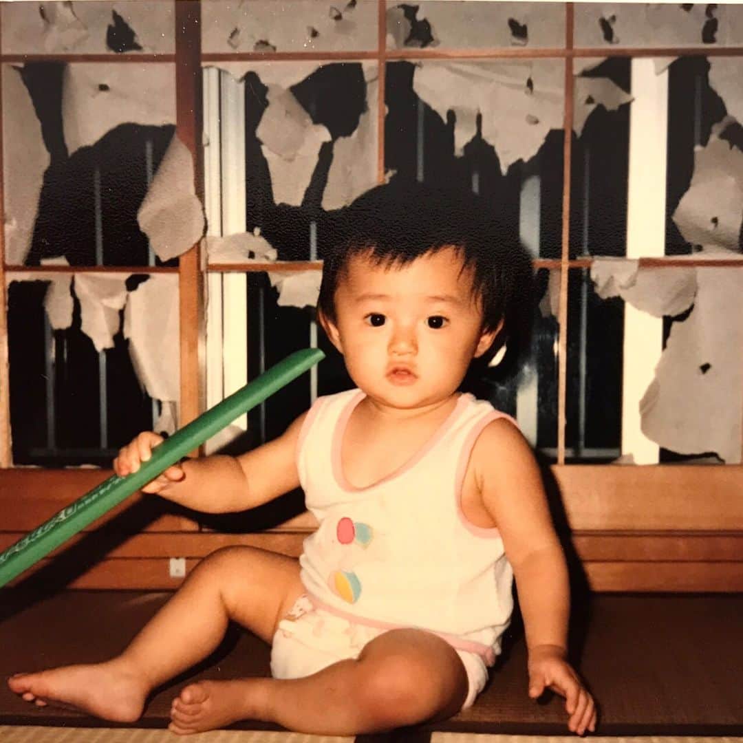 深田恭子のインスタグラム：「小さい頃のアルバムを見ていたらすごいの出て来ました...えっ...やだ...やんちゃ過ぎる...あの...一応母からの話によると、障子を張り替える前だから叱らずに好きにさせてくれたそうです🐣💦 #週末は母の日 #ママ寛大な教育ありがとう #本当は記憶が微かにある... #kyokofukada」