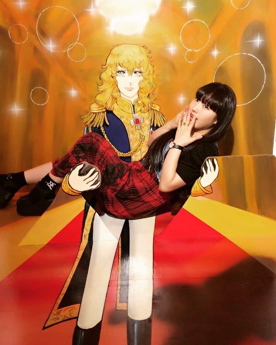 KOTOのインスタグラム：「お姫様だっこ👸🌹うきゃきゃ😆w  #japanesegirl  #idol  #オスカル  #ベルサイユのばら  #トリックアート  #yokohama  #横浜大世界」