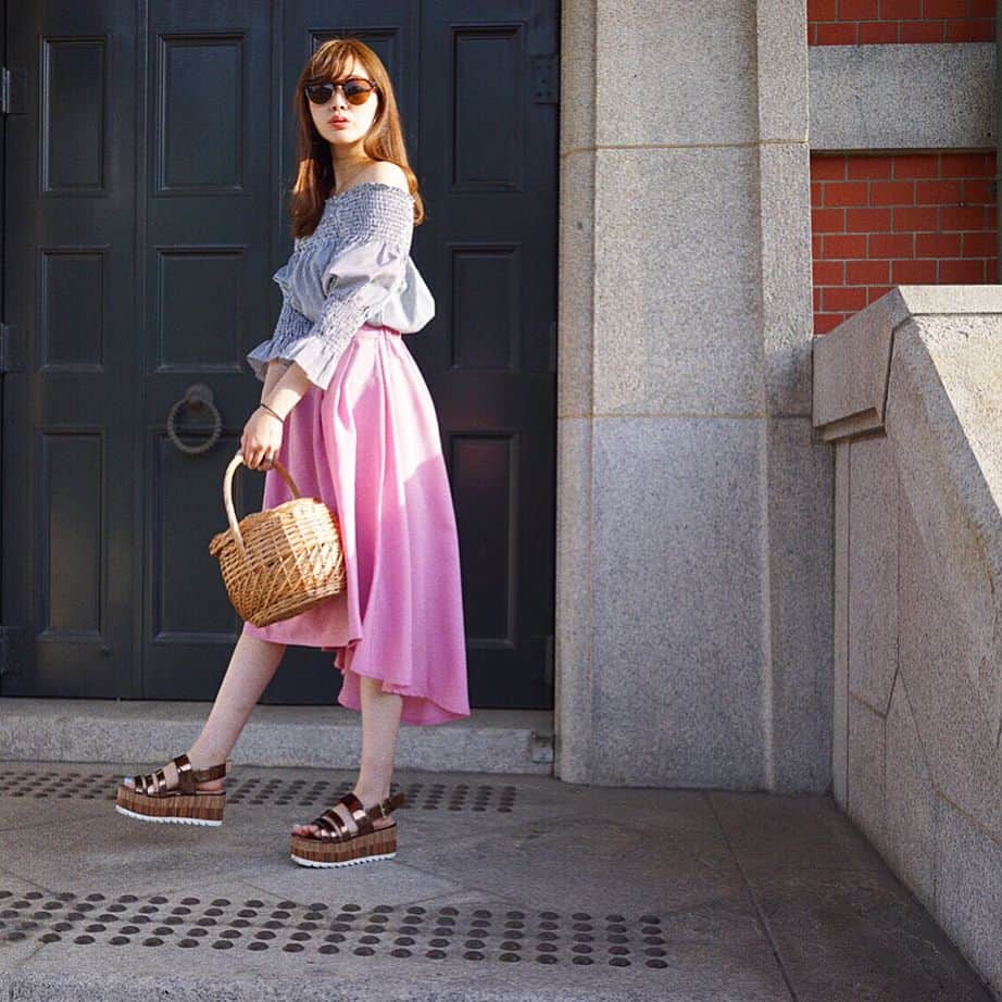 藤川沙弥のインスタグラム：「スワイプしてね▶︎昨日の私服👗昔大好きだったピンク、最近は白黒ばかりだったので、この春はピンク色のお洋服をたくさん着たい気分👚🦄🌸💓🌷🎟topsはいつもモデルをさせてもらっている#sunflower さんのもの✨ アシンメトリーが可愛いスカートは #rirevie 💓 rirevieの期間限定ショップが梅田阪急で開催されるみたいなので、私も期間中に覗きにいこ〜っと😋❣️ . . ▼詳細▼ 期間◆5/17水〜5/23火 会場◆阪急うめだ本店 4階プロモーションスペース41 順さん来店日◆5/17、20、21 . .#ootd#outfit#code#coordinate#wardrobe#instafashion#instagood#fashion#sayapi_code#コーデ#コーディネート#私服#데일리룩#옷스타그램#멋스타그램」