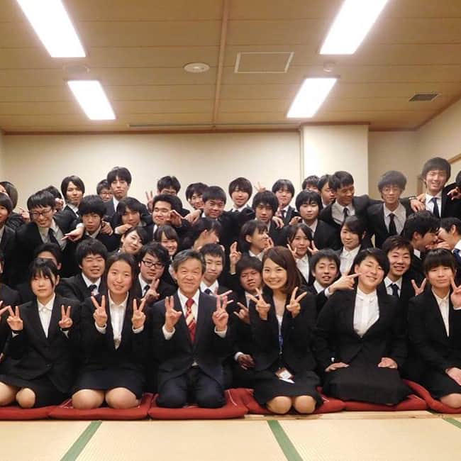 神戸学院大学さんのインスタグラム写真 - (神戸学院大学Instagram)「新入部員の大量加入で総勢48人の大所帯になりました【弓道部副務、小林祐希さんからの寄稿】 　新入生24人が入部し、部員が倍増した弓道部は30日、総勢48人で歓迎会を開催しました。多くの新入部員の加入で、部の士気も一段と高まっています。今月20、21日に開催される兵庫県学生弓道選手権大会)は、男子団体で優勝した昨年に続いて優勝を目指し、関西大会と全国大会でも決勝トーナメントに進出して表彰台を狙いたいと思います。 　弓道部では、経験の有無に関係なく大会や試合に出場することができます。興味のある方はぜひ有瀬キャンパスの道場までお越しください。練習は、毎週月曜日〜土曜日17：10～19：10。試合(主に日曜日に開催)の翌日は休みです。 #神戸学院大学 #神戸学院 #有瀬キャンパス #弓道部」5月8日 10時26分 - kobegakuin_university_koho