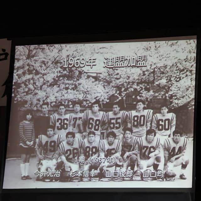 神戸学院大学さんのインスタグラム写真 - (神戸学院大学Instagram)「アメリカンフットボール部の創部50周年式典を開催しました 　新たな50年に向けて飛躍を―。 アメリカンフットボール部「NAVY SEALS」の創部50周年を祝う記念式典が3日、ポートアイランドキャンパスで盛大に開催され、OB、関係者のほか、明日定期戦を行う大東文化大の選手ら計約130人が出席しました。松田宝衣知郎OB会長の開会あいさつに続いて、西本誠實理事長、佐藤雅美学長、松本史朗事務局長、眞弓忠範名誉顧問、毛利進太郎顧問が次々とお祝いを述べました。 　続いて、50年の足取りをまとめたスライドを上映した後、甲斐正一ゼネラルマネージャーが50年を振り返りながら、安全と健康管理を確立するため、総合リハビリテーション学部のメディカルチェックや栄養学部の栄養アドバイスなどで支援してもらっていることなどを紹介。そして、現役部員に向けて「学生時代が最も輝いている時期である。この輝いている今をどう生きるか、やることはたくさんあると思うし、自分に限界を設けてはいけない」「この50周年の式典をよく覚えておいてください。あと50年後の創部100年は君たちの力で迎えてください」と述べました。 　式典後、ジョリポーで行われた祝賀会で、森中肇健主将らが「先輩たちがつないできてくれた50年に感謝し、これからのリーグ戦を頑張っていきますので応援よろしくお願いします」とあいさつしました。 #神戸学院大学 #神戸学院 #ポートアイランドキャンパス #アメリカンフットボール部 #50周年 #総合リハビリテーション学部 #栄養学部」5月8日 10時38分 - kobegakuin_university_koho