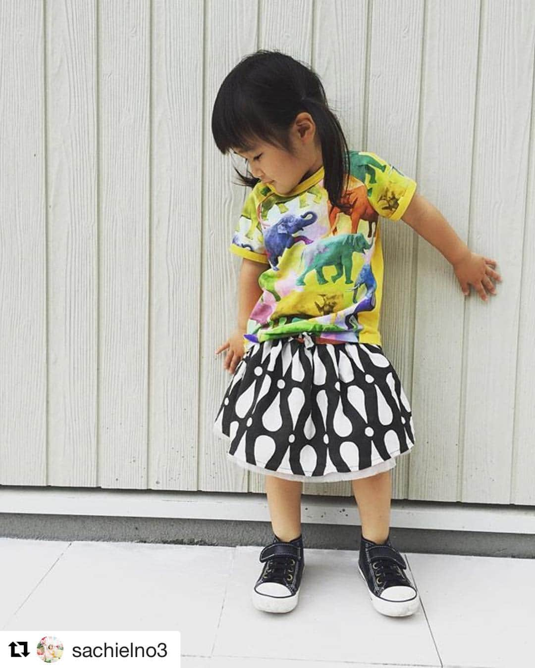 Mimi Disainのインスタグラム：「ゾウさんTシャツよく似合ってます(^^) #ミミデザイン #mimidisain #輸入子供服 #エストニア #tシャツコーデ」