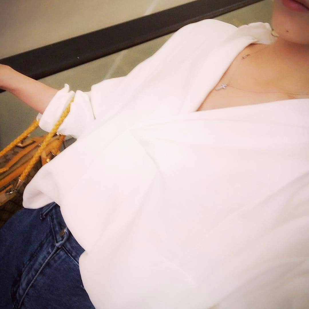 益田アンナさんのインスタグラム写真 - (益田アンナInstagram)「今から撮影へ📷 シャツ一枚で出れる気温が最高すぎる❤️😂 #cordinate#code#fashion#シャツ#シャツコーデ#ネックレス#momojewelry」5月8日 12時40分 - anna_masuda