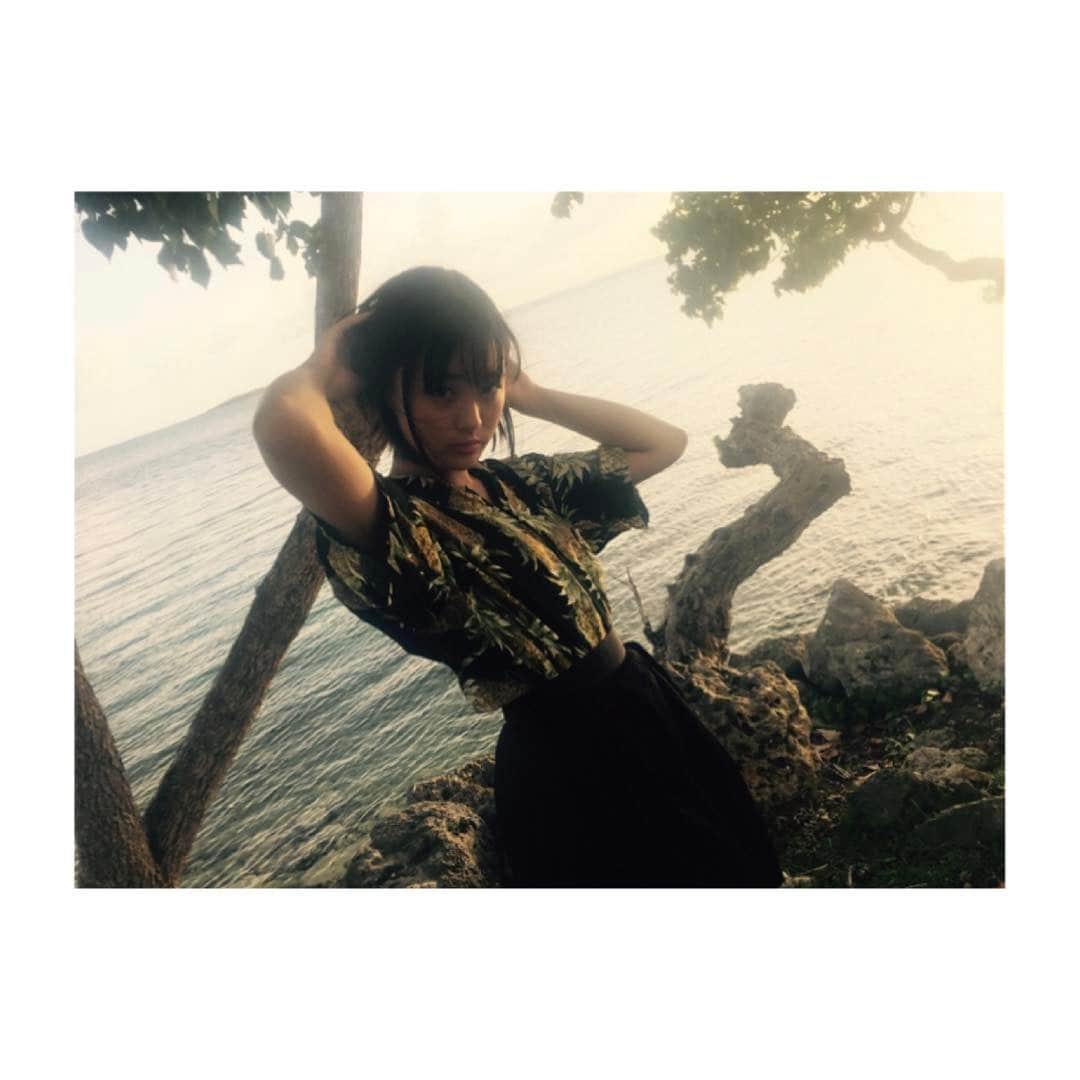 大友花恋さんのインスタグラム写真 - (大友花恋Instagram)「GW明けました。 さ、気持ちを新たに、おめめぱっちりで頑張りませう。 #in🇬🇺#パイナップル柄のアロハシャツはパパの服👨🏻#フォトバイ夏美さん」5月8日 12時48分 - karen_otomo
