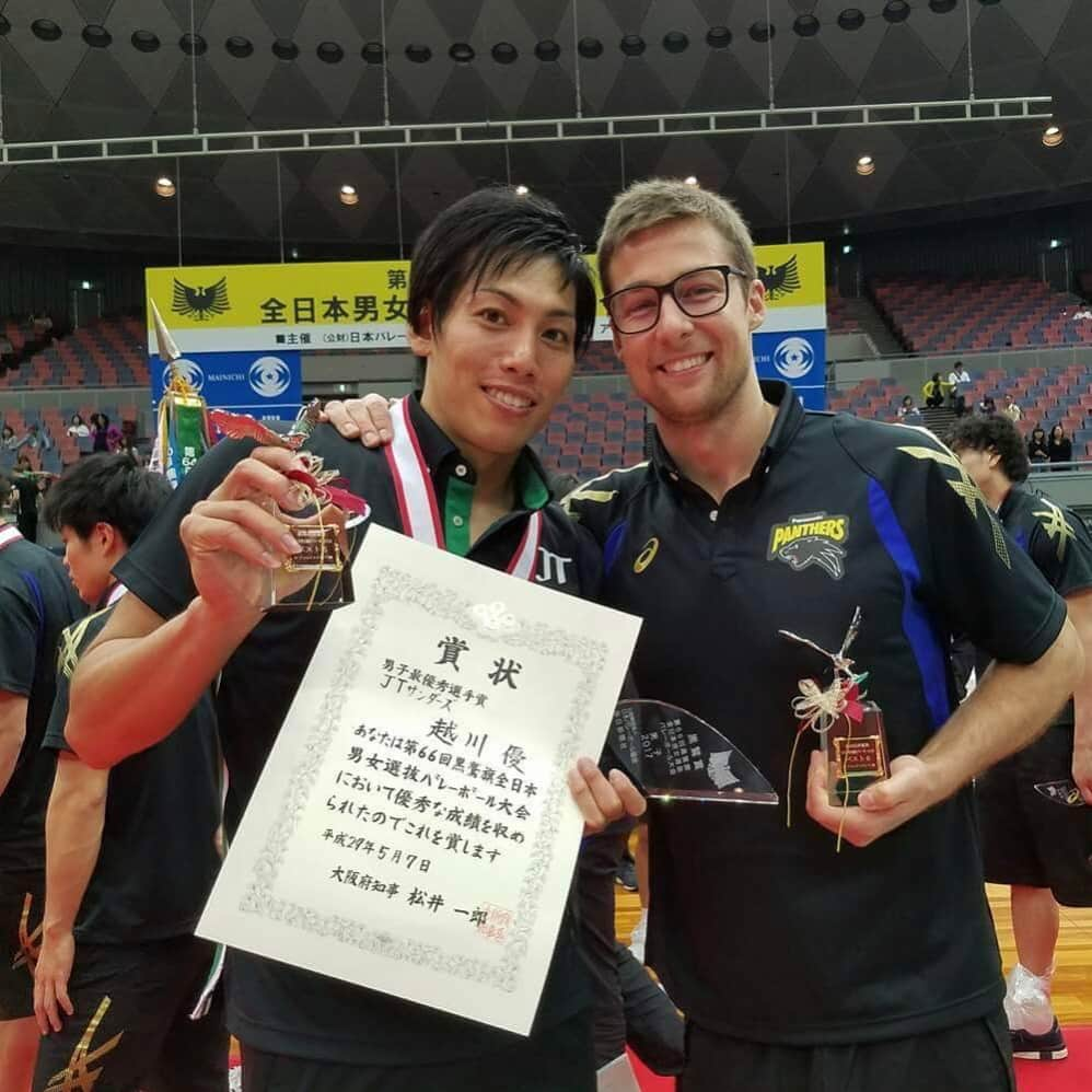 越川優さんのインスタグラム写真 - (越川優Instagram)「#黒鷲旗 #jt #jtthunders #優勝 #2連覇 #panasonic #panasonicpanthers #denso #densoairybees #drazenluburic #michalkubiak #大竹里歩 #山田美花 #井上俊輔 #塚崎祐平 #井上航  #見切れちゃった人 #ごめんなさない （笑）」5月8日 15時09分 - yu_koshikawa