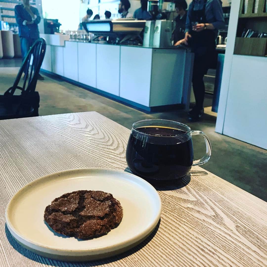 宋美玄さんのインスタグラム写真 - (宋美玄Instagram)「初めてブルーボトルコーヒーに来ました。生活圏にないんだもの。そんなでもないとかいう声も聞きますが、美味しかったです。原稿も捗りました。wifiがなかったせいもありますが^^; #ブルーボトルコーヒー青山 #bluebottlecoffee #一応仕事です」5月8日 15時56分 - mihyonsongkobe