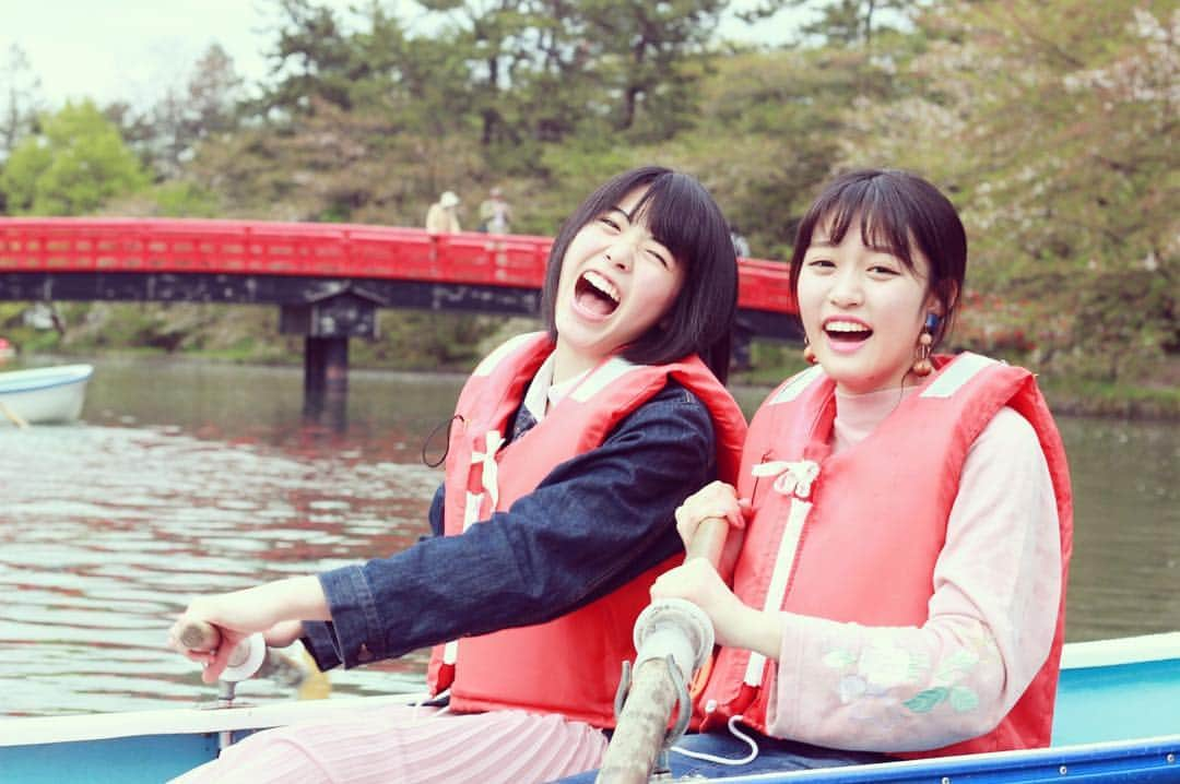 りんご娘さんのインスタグラム写真 - (りんご娘Instagram)「爆笑彩香と王林、持ち方違う #りんご娘#ringomusume#蘋果女孩 #王林#彩香#ボート乗りではないカヌー部#笑い声と叫び声しか聞こえない#危険な2人#ぶつかり過ぎ#周りの皆さんすみませんでした#王林は乗る専門#弘前公園#さくら祭り#西堀#デートにならない」5月8日 16時09分 - _ringo.musume.com_