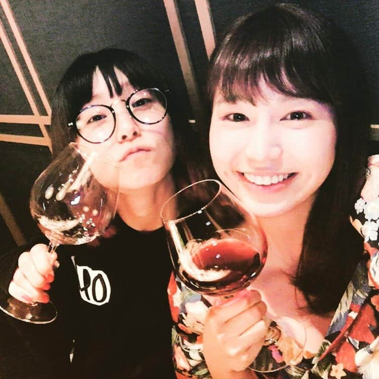 LiSAさんのインスタグラム写真 - (LiSAInstagram)「お酒を練習中の私と同じくらいお酒を練習中の夏江ちゃんとぶどうの練習。 @kaehiromi #おとなの練習 #一杯も飲んでないのにトロトロ  #ワインのせいにして溜め込んでた本音をこぼせこぼせ翌朝の得意技記憶喪失byLDP」5月9日 3時41分 - xlisa_olivex