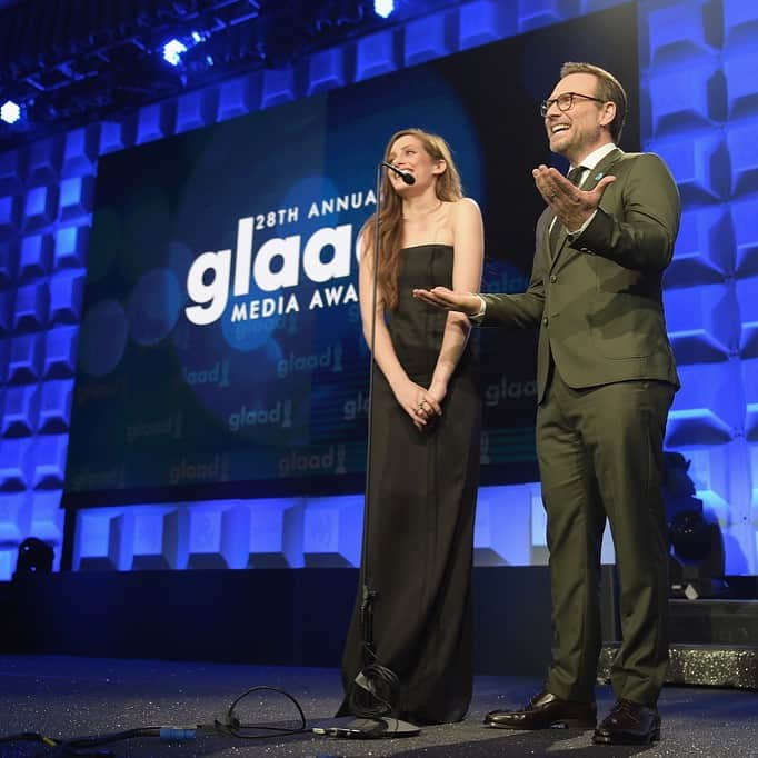 クリスチャン・スレーターのインスタグラム：「Can you tell that I had a great time at the GLAAD awards? Thank you @glaad for inviting me to present with @carlychaikin, thank you @helloross for the hug, thank you @brooklyntailors for proving that my wife was right when she told me I should buy a green suit, and most of all thank you @rosie @therealdebramessing and Billy Porter, gifted artist and deserved winner of the Vito Russo award, for the uplifting and inspirational words charging us to be better humans and stronger allies. Thank you for letting me be part of such a special evening.」