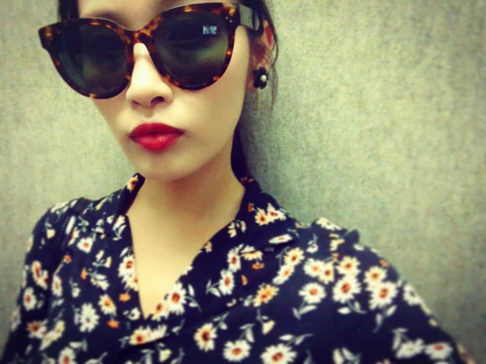 横町ももこさんのインスタグラム写真 - (横町ももこInstagram)「. 暑かったー＼(^o^)／ . 薄着さいこー＼(^o^)／ . 赤リップはやっぱCHANELが🙆❤️ . #today#sunnyday#ootd#summerfashion#makeup#cosme#lip#chanel#redlips#sunglasses#celine#onepiece#spiralgirl#selfie#selca#自撮り#me#model#japanesegirl#japanesemodel#followme」5月8日 19時38分 - momochadayo