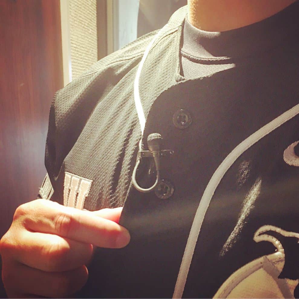 大西宏明のインスタグラム：「夕方！最近少し多めの ピンマイクを付けてのお仕事✨✨ いつもながらの他力本願でのTV出演❗️❗️ また告知します。  実は１週間程 熱が下がりません😭  おやすみなさいませ💤  #笑ぎゅう  #tv  #テレビ東京  #発熱  #しんどいよねー」