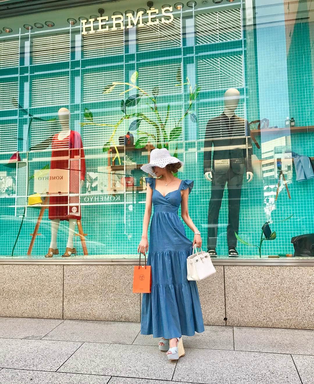愛沢えみりさんのインスタグラム写真 - (愛沢えみりInstagram)「全身バージョン🌈🍊 ダンガリーマキシとウェッジソール明日発売だよ💓 @emiriawiz_official 👒👗👡 . 帽子で日焼け対策👍✨ 欲しいバッグを見つけてしまった〜〜🐶💓🎁 . . 美女と野獣観に行きたい。。🌹しつこい笑🌹 . #shopping#伊勢丹#大好き#EmiriaWiz#新作#マキシワンピース#fashion#ootd#エミリアウィズ#愛沢えみり#HERMES#birkin 💎✨」5月8日 20時09分 - emiri_aizawa