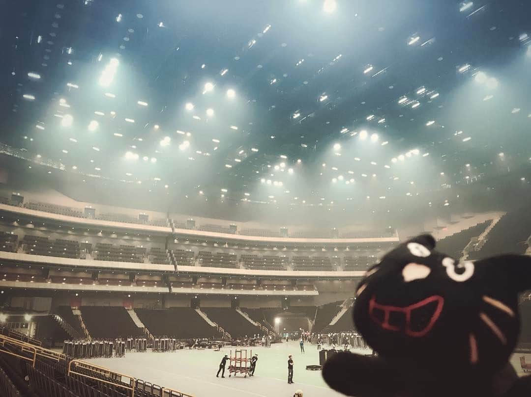 キヨのインスタグラム：「昨日まふ主催のフェスに出てきた。さいたまスーパーアリーナという超でかい場所にシークレットで出演だったので小便ちびるかと思った。さかたんから世界一おもしろい男と言われてるのでしっかりやってきたよ(^-^) #ななみんと同じ場所に立てて嬉しい」