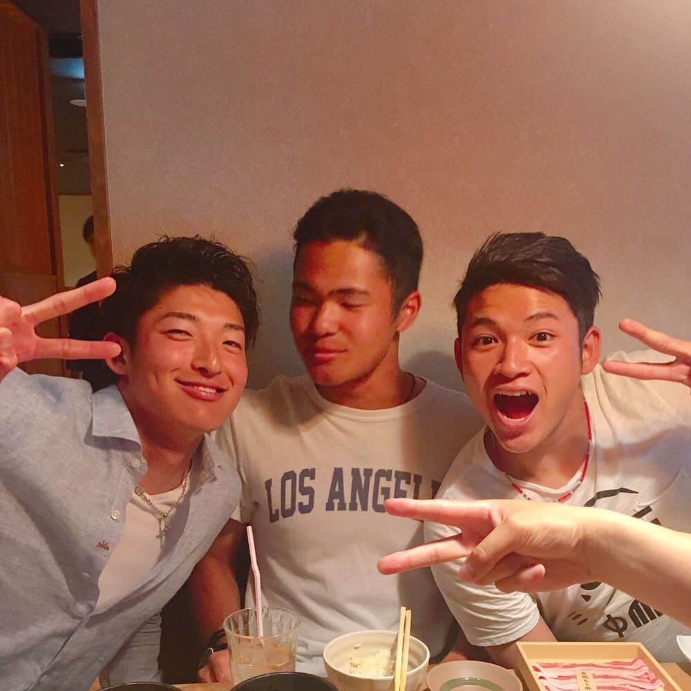 佐藤世那のインスタグラム：「1日だけのGWとちょっと前の写真。 かわいい後輩と！ #梅田#GW#休日#後輩#野球#ゴールデンウィーク #ラストコップ#リラックス#悔しさを力に」