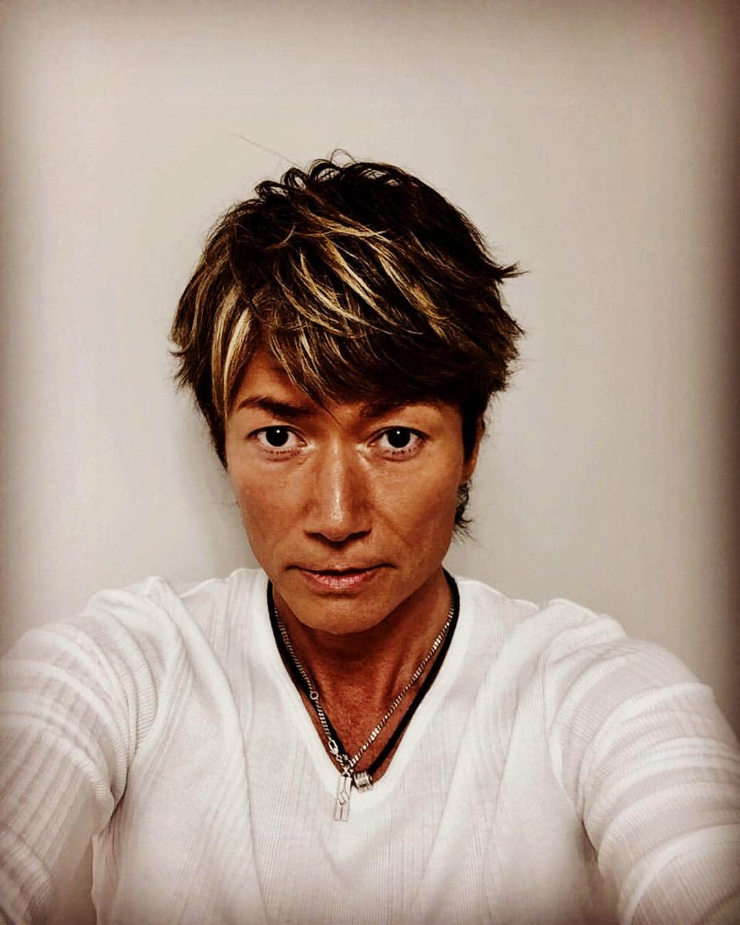 マイケル富岡さんのインスタグラム写真 - (マイケル富岡Instagram)「#まだ5月なのに #この色 #日焼けし過ぎた #メークさん困まらせる #マイコーの夏はじまる #さあ美白美白#summer #bronze #love #beach #surfing #tv #actor #shooting #resort #マイケル富岡 #俳優 #タレント #ハーフ #海 #ビーチ #リゾート」5月8日 21時18分 - michaeltomioka