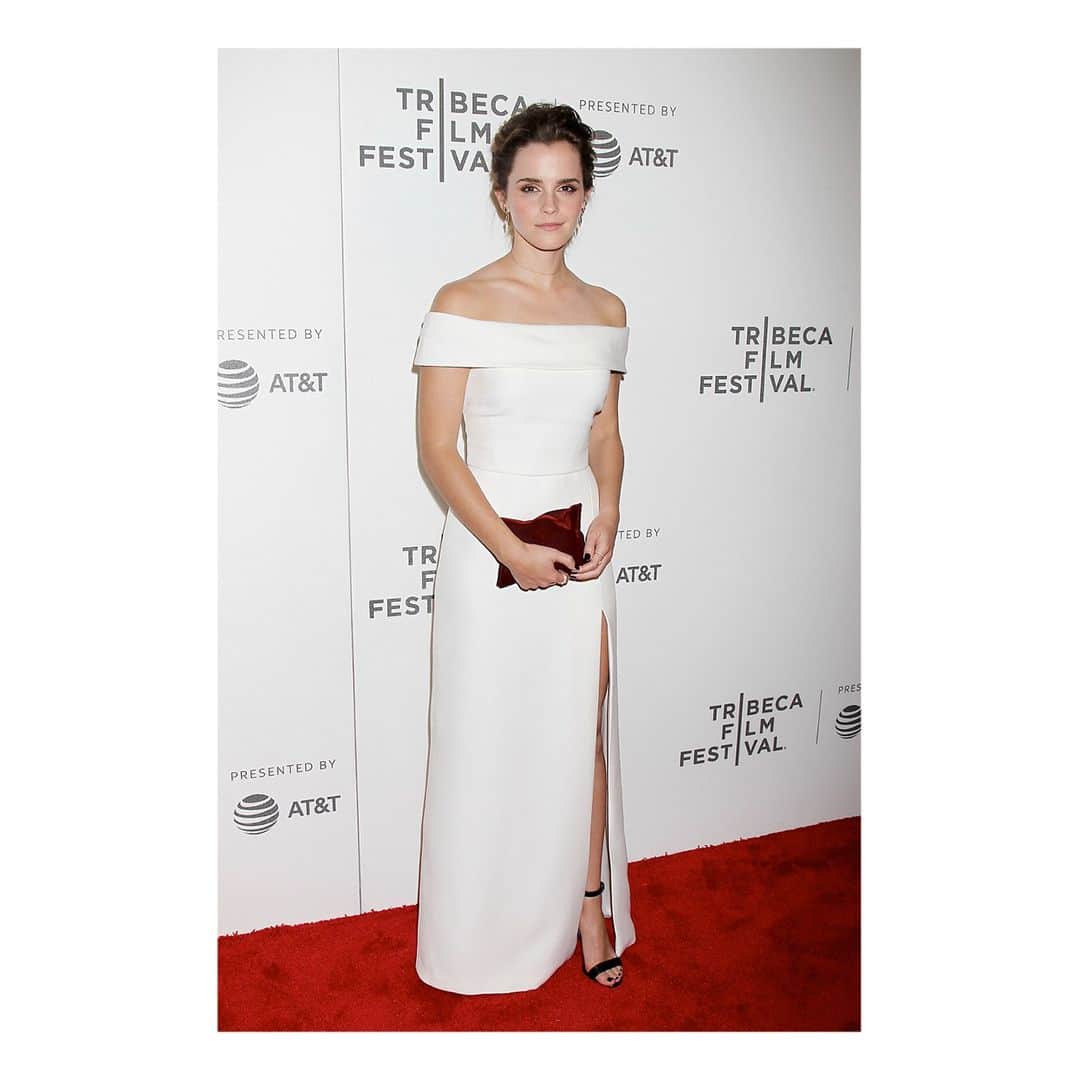 ザ・プレス・ツアーのインスタグラム：「Fun night at the world premiere of @wearethecircle at the @tribeca film festival!  The white @Burberry off-the-shoulder gown is crafted from 100% organic silk. It’s created using traditional techniques in an Italian workshop where female artisans, some of whom started as apprentices, represent 80% of the workforce.  Fairtrade gold ear cuff by @anakhouri and recycled gold choker by @catbirdnyc. Earrings are also made from recycled gold, by @moniquepean. In an effort to limit the ecological damage and human toll caused by gold mining, Monique Péan uses only 18-carat recycled gold in its fine jewellery pieces.  The “crisp packet” clutch bag is made in Italy by @anyahindmarch. This bag was created with 3D scans of the perfect crisp packet (British Walkers crisps, salt and vinegar flavour!), using over 100 cameras mounted on tripods. The scanned model was then cast and worked by a second generation minaudière maker in Florence.  Shoes from @manoloblahnikhq #30wears  Fashion info validated by @ecoage #ecoloves」