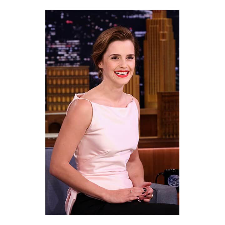 ザ・プレス・ツアーのインスタグラム：「Always lovely stopping by the Jimmy Ki… Jimmy Fallon show! @FallonTonight 😉🗽 Outfit is by @oscardelarenta. The top is created from certified silk (which ensures no harmful substances have been used), paired with classic #30wears black trousers. Both pieces were handmade in NY.  Fair trade gold ear cuff by @anakhouri, rings handmade in Stockholm by @allbluesofficial, recycled gold star earring made in LA by @sehti_na and available at @catbirdnyc.  Stud earrings by @pippasmalljewellery. Social anthropologist and jeweller Pippa Small works directly with miners, craftspeople and gem traders.  Shoes are @manoloblahnikhq #30wears  Fashion info verified by @ecoage #ecoloves」