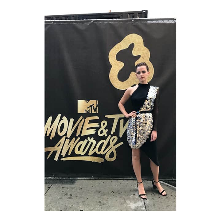 ザ・プレス・ツアーさんのインスタグラム写真 - (ザ・プレス・ツアーInstagram)「Thank you so much to everyone who voted and thank you @MTV Awards! ❤️🍿 Proud to stand in solidarity with @GLAAD 🌈  The dress is made from organic silk and features hand sewn metal paillettes, by @kit_willow. This piece was made in Kolkata, by a company which uses traditional artisanal techniques and innovative research and design, keeping the creative skills in West Bengal. All KITX brand labelling is created from recycled polyester yarn and care labels from organic cotton.  Shoes by @susistudio, made with recycled polyester microsuede (a man-made suede alternative) and earrings are @Forevermark by Natalie K who use responsibly sourced diamonds.  Fashion info validated by @ecoage #ecoloves  Skin prepped with @tataharper hydrating Floral Essence and @evolueskincare Hydrating Serum and @mvskincare Rose Soothing & Protective Moisturiser. Facial by @advancedskincaredayspa using @eminenceorganics products. For makeup, @rmsbeauty Un Cover Up is used as foundation with @w3llpeople Realist Setting Powder. @nuevolutioncosmetics Evolution Bronzer in Portofino and @rmsbeauty Lip2Cheek in Smile for cheeks.  For eyes @alimapure Pressed Eyeshadow in Ethereal over the lid & @RitueldeFille Eye Soot in Half Light in the crease & lash line. The @janeiredale Liquid Liner in Black was used to create the wing eyeliner and @fitglowbeauty Good Lash Mascara. Brows are @alimapure Brow Pencil in Medium and @100percentpure Green Tea Fibre Brow Builder in Medium Brown. Lips @janeiredale Lip Pencil in Spice and @kjaerweis Lipstick in Honor. All brands are cruelty free and using natural and organic ingredients. Alima Pure and Kjaer Weis use refillable packaging. Beauty info validated by @contentbeauty」5月9日 6時04分 - the_press_tour